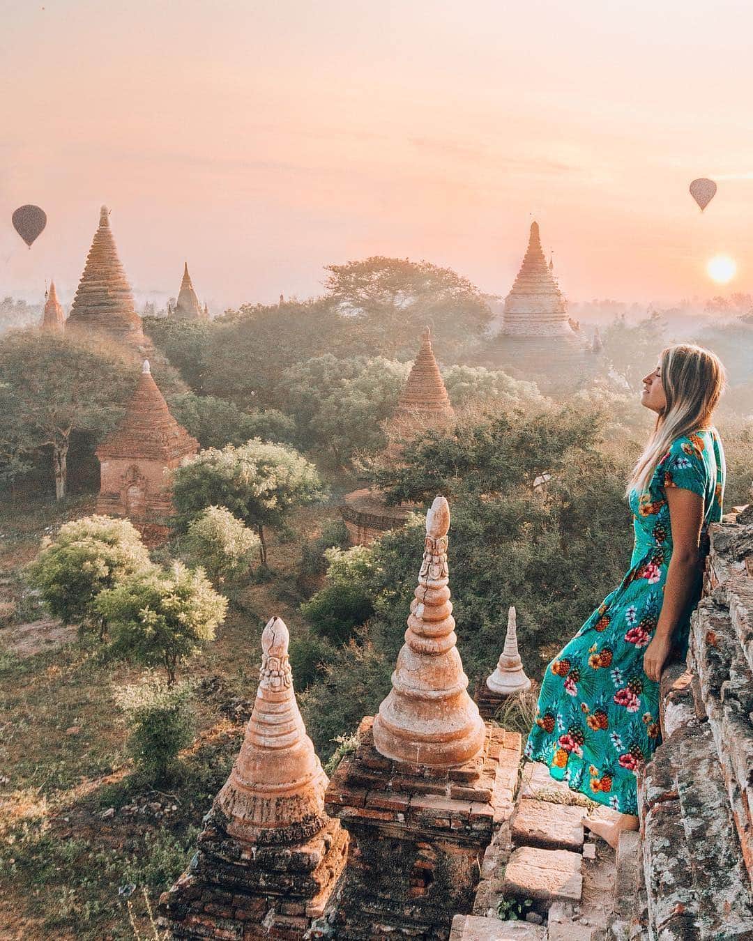 のインスタグラム：「@latin.spirit  Waking up for sunrise isn’t always easy for me because I love to sleep long.  But in Bagan, I had the inner urge to wake up early.  Sunrises in Bagan are magical, like out of this world.  Watching the sun rise above the hundreds of Pagodas with all these hot air balloons is a unique experience.」