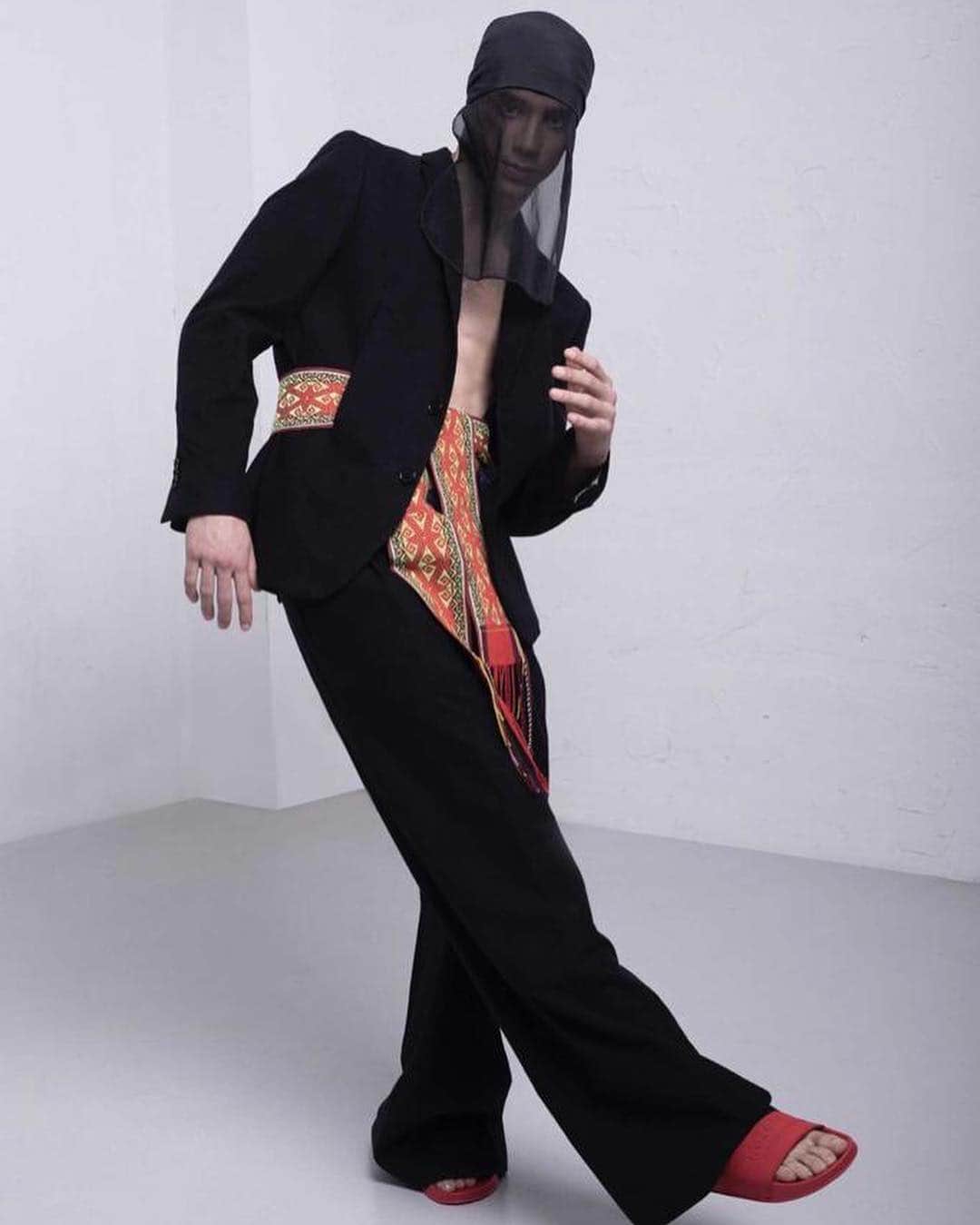 ガルシアマドリッドさんのインスタグラム写真 - (ガルシアマドリッドInstagram)「Editorial para @brunchmagazine dirigido e ideado por @dhpannullo fotografiado por @ivanhidalgo_fotografo En esta foto el modelo y bailarín @lildanimlgz . . . . . #art #arte #tailored #tailoring #elegant #shirts #cuffs #bespoke #bespokesuit #trajes #suit #bespokeshirts #trajesamedida #business #trajesmadrid #men #boy #guy #gentleman #tailor #fashion #actor #model #style #moda #wedding #shopinline #garciamadrid」4月27日 1時44分 - garciamadrid