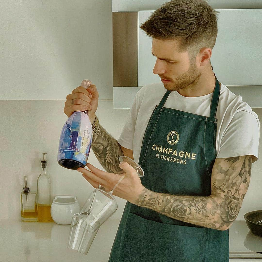 エンリケ・ソラ・クレメンテさんのインスタグラム写真 - (エンリケ・ソラ・クレメンテInstagram)「Today I put on my apron to cook some friends tonight. Any suggestions to pair it with this champagne, 100% Meunier? IRIZÉE 2013 by Régis Poissinet, this champagne glides on the palate like silk.😃! The bottle is adorned with the work of French artist Daniel Castan who, through the vision of a stream of light, symbolizes the invisible link between the earth, humanity and the heavens. (1.702 bottles). Happy weekend wine lovers!!! @champagne_regis_poissinet . • • • • • #vino #vin #vinho #вино #ワイン #紅酒 #wein #champagne #winelover #wineinfluencer #winetime #foodporn #food #zalto #winecellar #wineporn #instawine #winetasting #sommelier #foodandwine #irizée #regispoissinet #champagnedevignerons #danielcastan #artist」4月27日 1時47分 - kike_sola