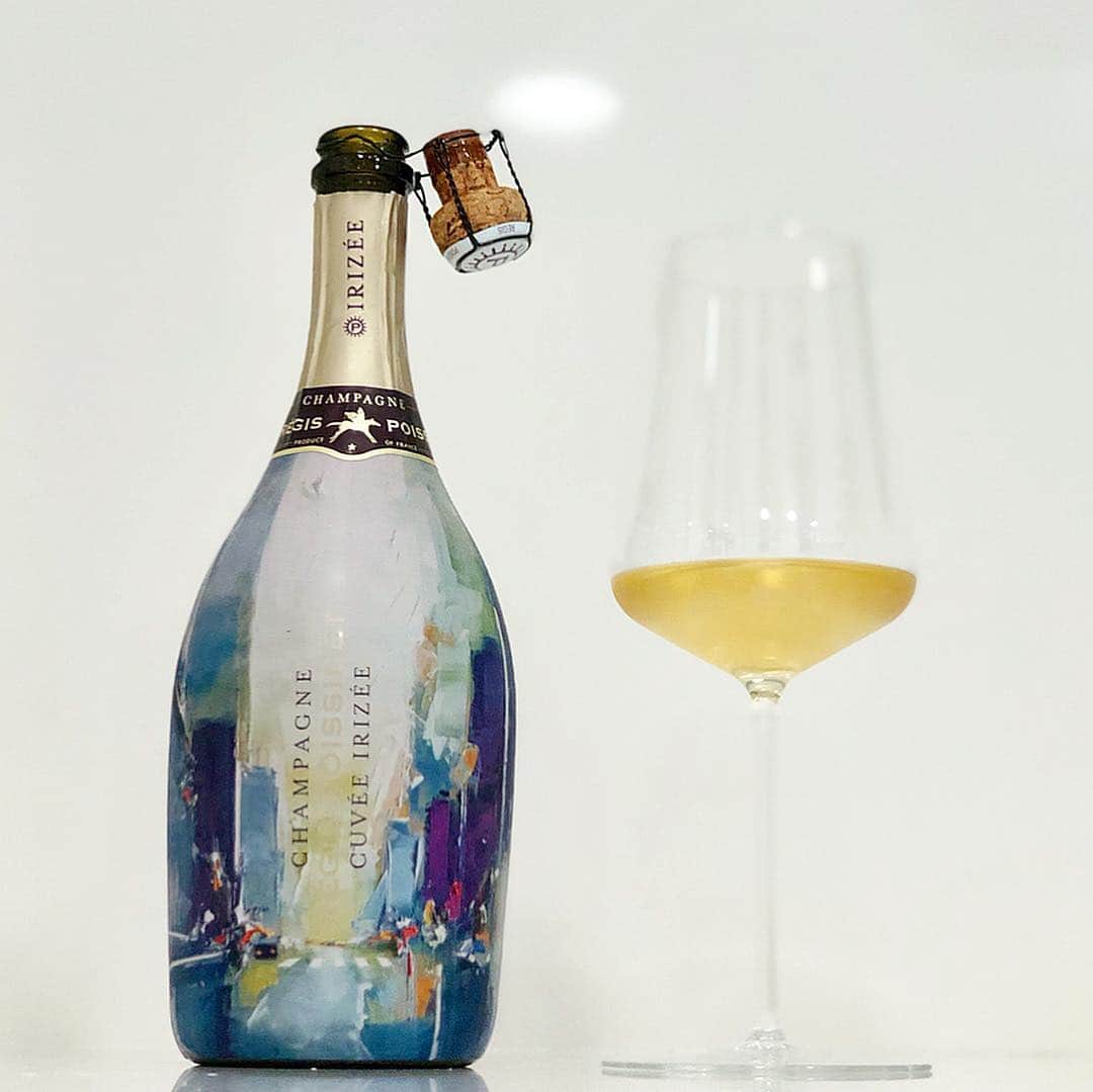エンリケ・ソラ・クレメンテさんのインスタグラム写真 - (エンリケ・ソラ・クレメンテInstagram)「Today I put on my apron to cook some friends tonight. Any suggestions to pair it with this champagne, 100% Meunier? IRIZÉE 2013 by Régis Poissinet, this champagne glides on the palate like silk.😃! The bottle is adorned with the work of French artist Daniel Castan who, through the vision of a stream of light, symbolizes the invisible link between the earth, humanity and the heavens. (1.702 bottles). Happy weekend wine lovers!!! @champagne_regis_poissinet . • • • • • #vino #vin #vinho #вино #ワイン #紅酒 #wein #champagne #winelover #wineinfluencer #winetime #foodporn #food #zalto #winecellar #wineporn #instawine #winetasting #sommelier #foodandwine #irizée #regispoissinet #champagnedevignerons #danielcastan #artist」4月27日 1時47分 - kike_sola