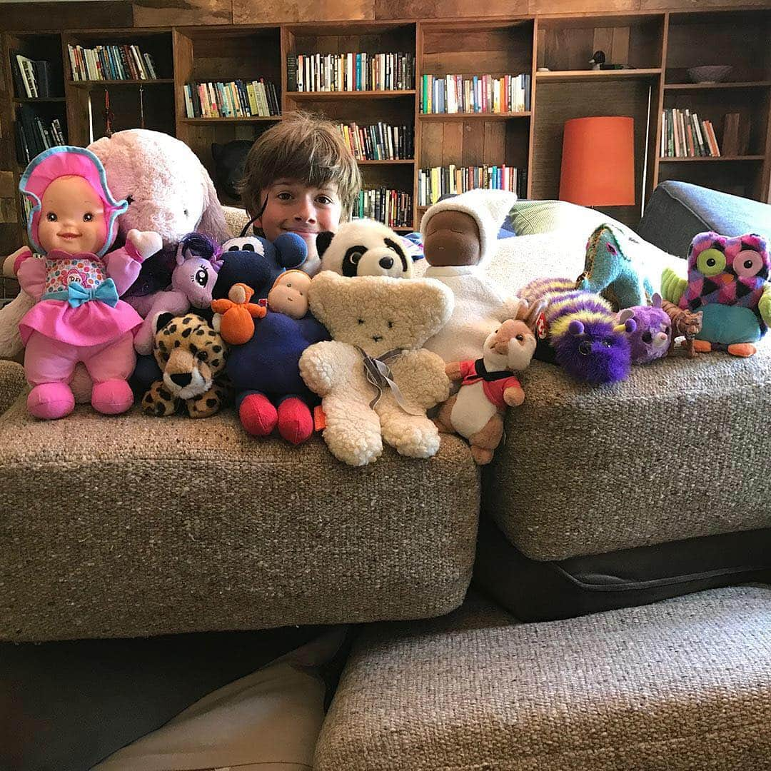 ミーシャ・コリンズさんのインスタグラム写真 - (ミーシャ・コリンズInstagram)「West and Maison used every cushion in the house to make an “Army fort.” I told them even Navy SEALs wouldn’t attempt to penetrate.」4月27日 2時01分 - misha