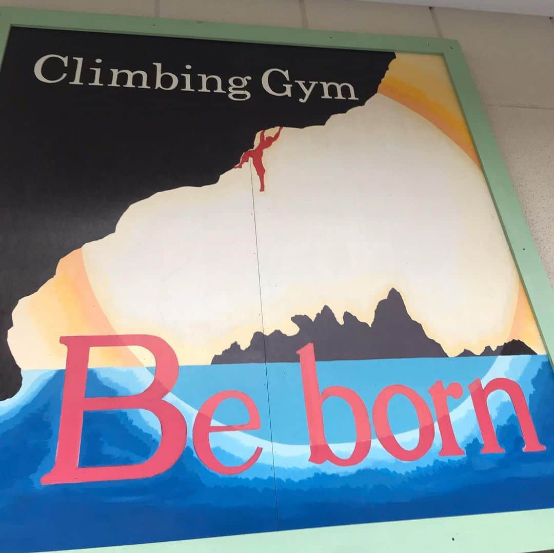 伊東秀和さんのインスタグラム写真 - (伊東秀和Instagram)「@be_born_climbing_gym 🌈 GWの10日限定の課題✨セットしてきましたよ⤴️ 良い感じに仕上がってます！ セット後もノブ @nagatanobuyuki と登り倒して1日終了💫楽しかった〜😆強傾斜だけでなく、ジムの奥の緩傾斜にも色々なタイプ揃えてます！あきちゃんと3人で全30課題✨明日からの期間限定の10日間！楽しんで下さい👍 @orientalbio1991 @mammut_japan  @skya_cs_sports_tv @camp1889  #bouldering #climbing #challenge #enjoy #gw #ゴールデンウィーク #期間限定 #ヒデスク#カウントダウン #平成 #令和」4月27日 1時55分 - hide9a2019