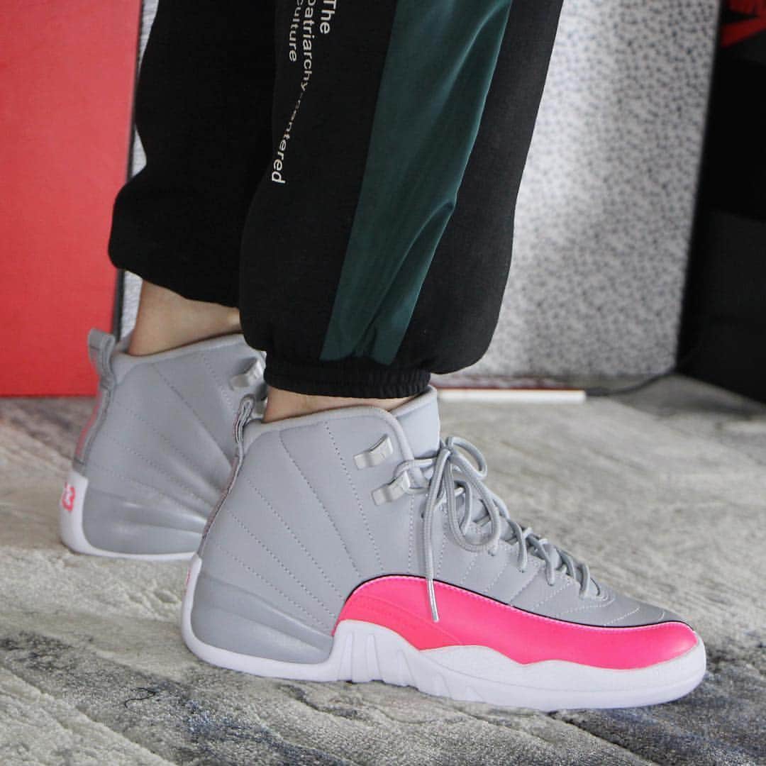 Sneaker News x Jordans Dailyさんのインスタグラム写真 - (Sneaker News x Jordans DailyInstagram)「Grey and Pink hitting the Air Jordan 12 exclusively for girls 👀 Who needs em to come in men’s sizes? Link in bio for more details #jordansdaily」4月27日 2時00分 - jordansdaily