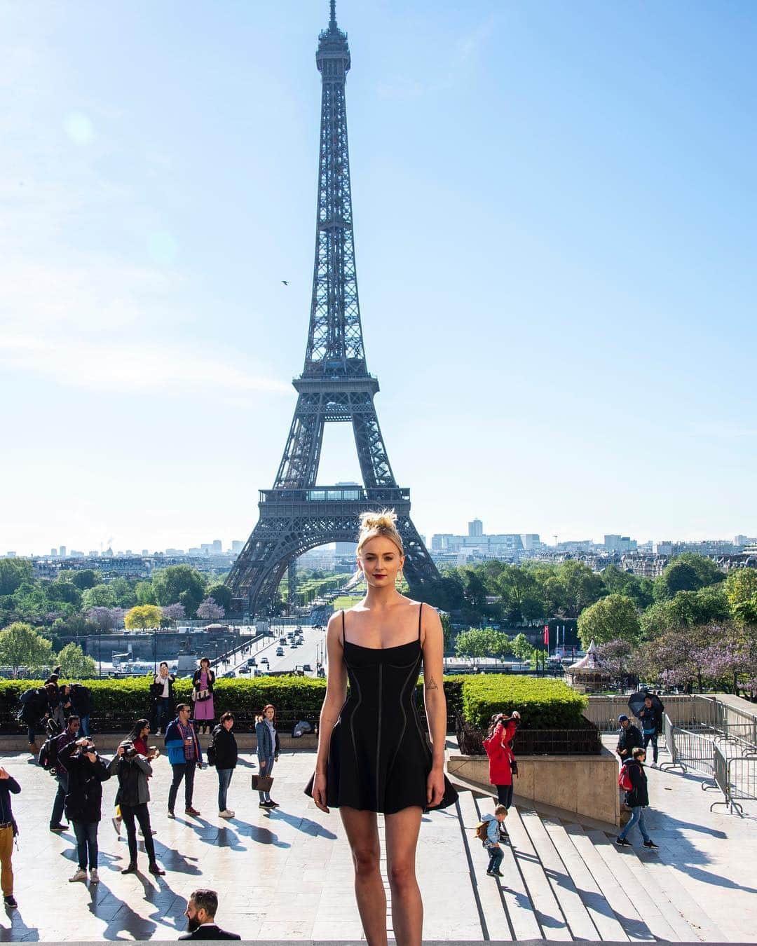 Harper's BAZAARさんのインスタグラム写真 - (Harper's BAZAARInstagram)「#SophieTurner wearing @muglerofficial in Paris 😍」4月27日 2時01分 - harpersbazaarus