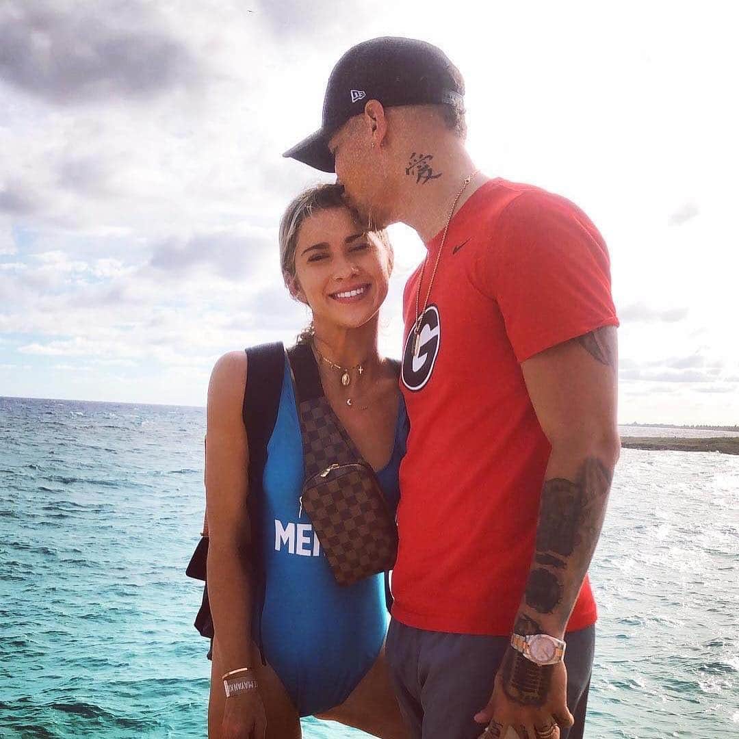 E! Onlineさんのインスタグラム写真 - (E! OnlineInstagram)「Every reason why Kane Brown might be homesick while he's at #Stagecoach:  1. Katelyn Jae  2. KB #3 (📷: @kanebrown_music)」4月27日 2時07分 - enews