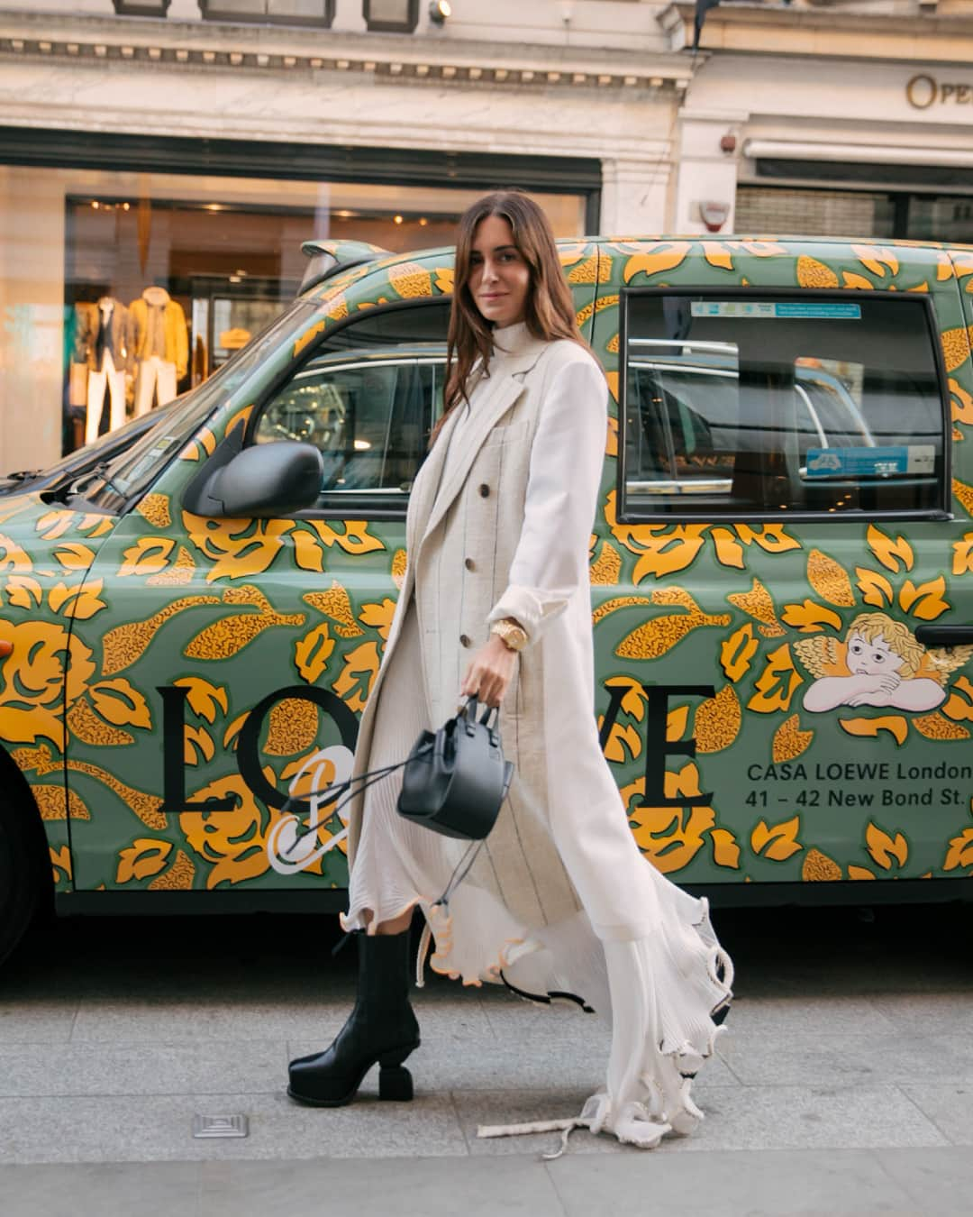 Loeweさんのインスタグラム写真 - (LoeweInstagram)「#LOEWE’s guests arriving to the launch of CASA LOEWE London, our new flagship on New Bond Street. #LOEWElondon」4月27日 2時08分 - loewe