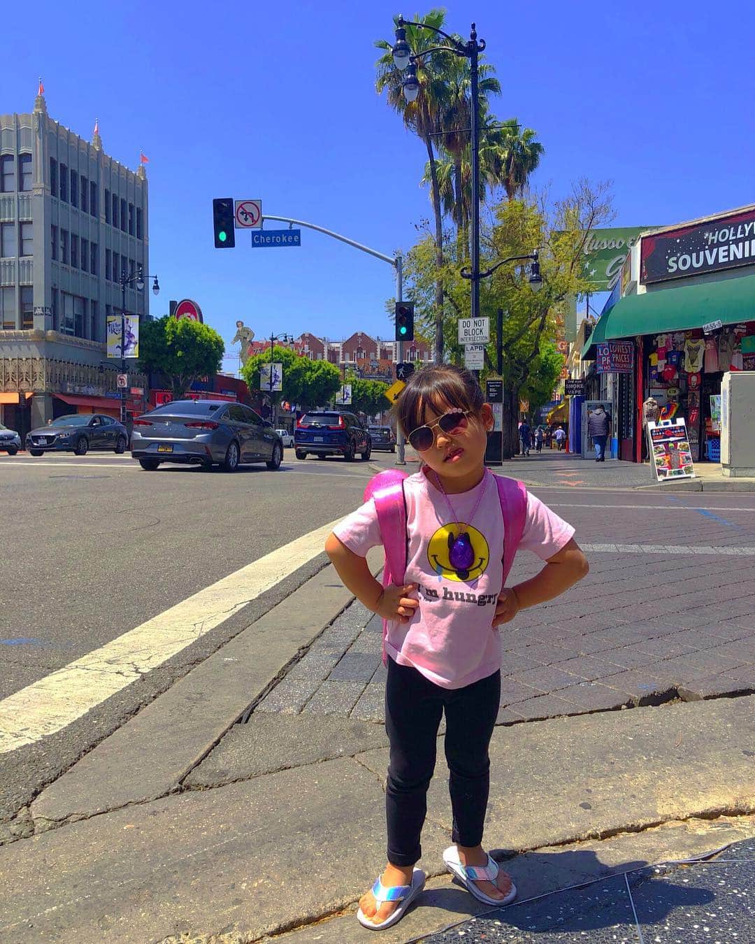 paulaのインスタグラム：「. LA なんにちめかわからなくなてきた☺️🇺🇸🌴 . 後半戦は #ハッピーくそやろう親子 ふたり旅🇺🇸🌴✨ . ベタに観光楽しんでますw . #LA #hollywood  #今日は何しようw #instalove」