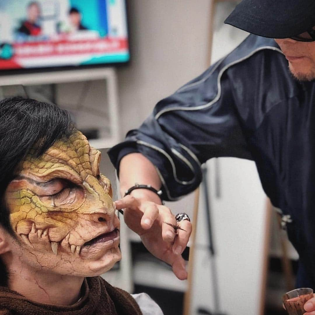 Amazing JIROさんのインスタグラム写真 - (Amazing JIROInstagram)「I did special effects makeup on a TV show!  #スペシャとオラジョブ #オーラルジョブズ  #ジオーラルシガレッツ  #theoralcigarettes  #中西雅也 #まさやん  #amazing_jiro #sfxmakeup  #特殊メイク #lizardmakeup #トカゲ #halloweenmakeup #halloween  #happyhalloween」4月27日 2時14分 - amazing_jiro