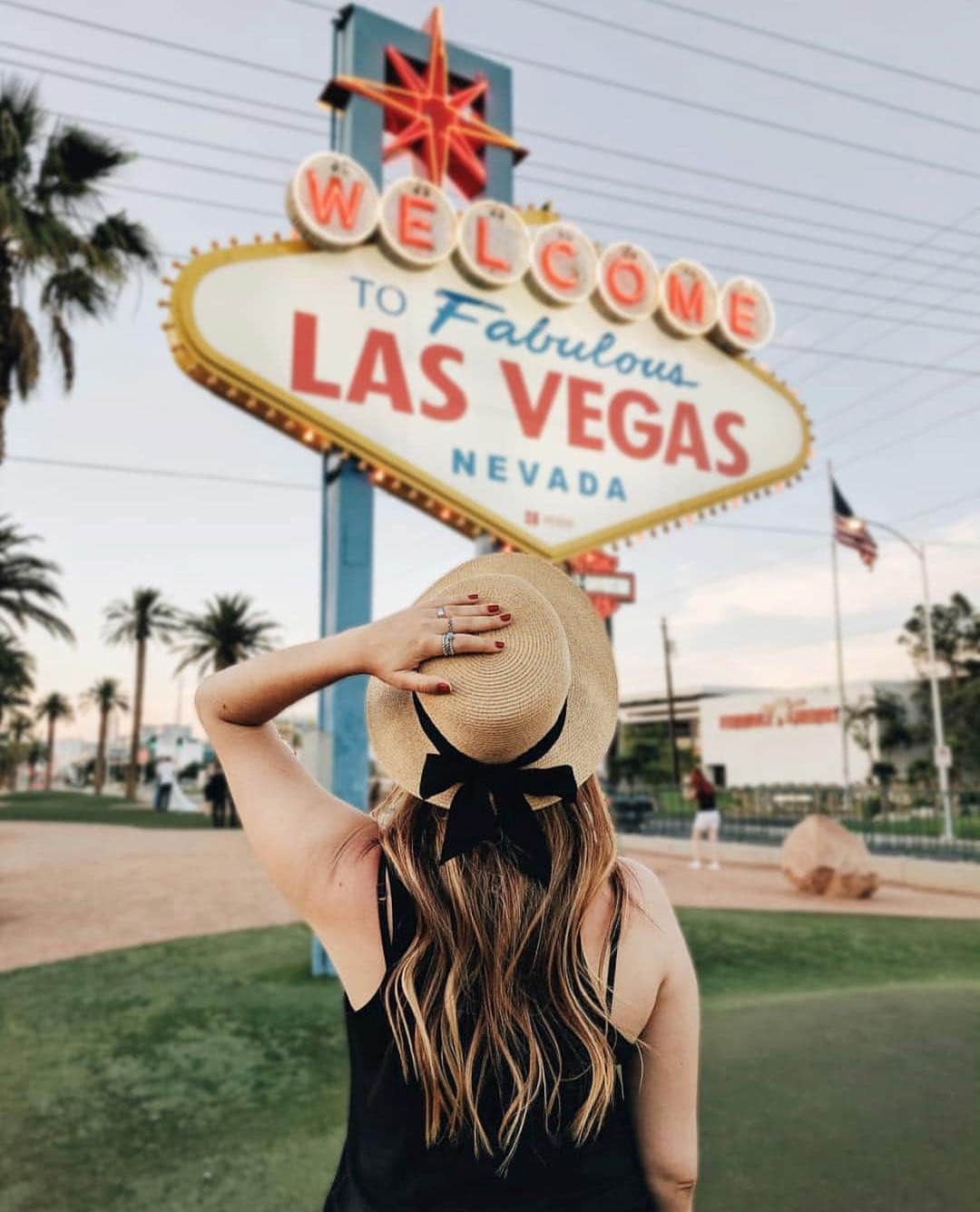 AIR CANADAさんのインスタグラム写真 - (AIR CANADAInstagram)「With round-trip service from Vancouver, Calgary, Toronto and Montreal aboard @aircanadarouge, we make sure the only thing that doesn't stay in Vegas is you. 🤭 (📸 @julianamaltablog) . . On dit que ce qui se passe à Vegas doit rester à Vegas… Ce n’est pas une raison pour y rester! 🤭 Revenez sans souci grâce à notre service aller-retour au départ de Vancouver, Calgary, Toronto et Montréal à bord d’@aircanadarouge! (📸 @julianamaltablog)」4月27日 2時23分 - aircanada