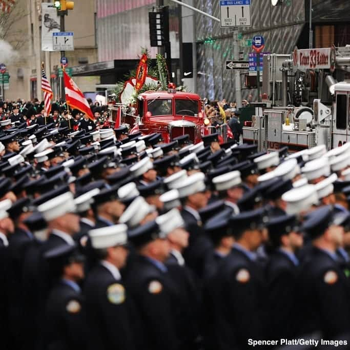 ABC Newsさんのインスタグラム写真 - (ABC NewsInstagram)「A solemn scene as Marine Corps Staff Sergeant and New York City firefighter Christopher Slutman is remembered at St. Thomas Church.  Slutman was among three American service members killed by a roadside bomb in Afghanistan earlier this month. #fdny #firefighter #hero」4月27日 2時26分 - abcnews