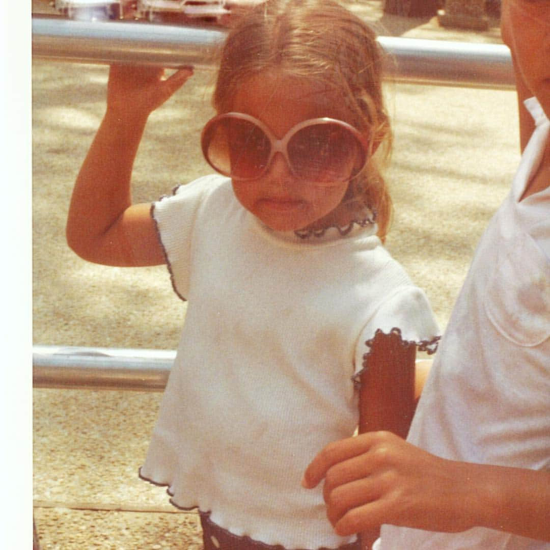 レイチェル・ゾーさんのインスタグラム写真 - (レイチェル・ゾーInstagram)「#FBF ...Me at age 5 😎 oversized sunnies ✔️ suntan ✔️ beach hair ✔️ ..#same #iamwhoiam 🤷‍♀️ #mystyle xoRZ」4月27日 2時50分 - rachelzoe