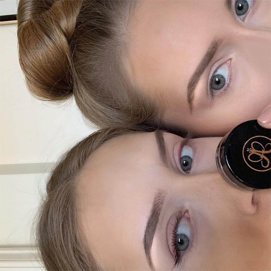 Anastasia Beverly Hillsさんのインスタグラム写真 - (Anastasia Beverly HillsInstagram)「#AnastasiaBrows @theviketwins  Using #Dipbrow in Blonde」4月27日 2時43分 - anastasiabeverlyhills