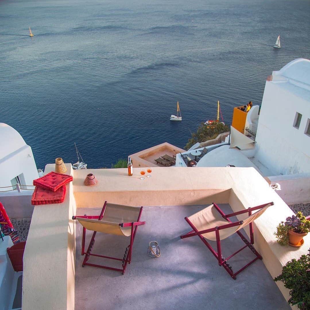 Airbnbさんのインスタグラム写真 - (AirbnbInstagram)「View-seeking crowds fill the road above your cave house at sunset, but the light is magical all day. If you ever feel like a break from sea-gazing, head down the steps to Amoudi Bay for a dip in a rock pool followed by fresh-caught pesce scorpione at Dimitris.  Photo: @nicolettahouses」4月27日 2時47分 - airbnb