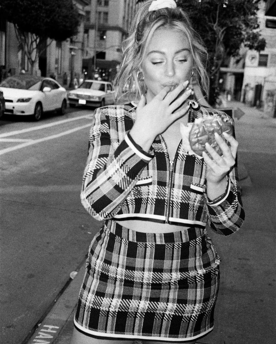 イスクラ・ローレンスさんのインスタグラム写真 - (イスクラ・ローレンスInstagram)「I rename it Burger Queen🍔👑 . . 📸 by @shotbyduckworth  Creative & Production: @misskristagram + @aimedean Style: @tyshido + @davincidon for @scotlouie Hair: @alexthaohair」4月27日 2時54分 - iskra