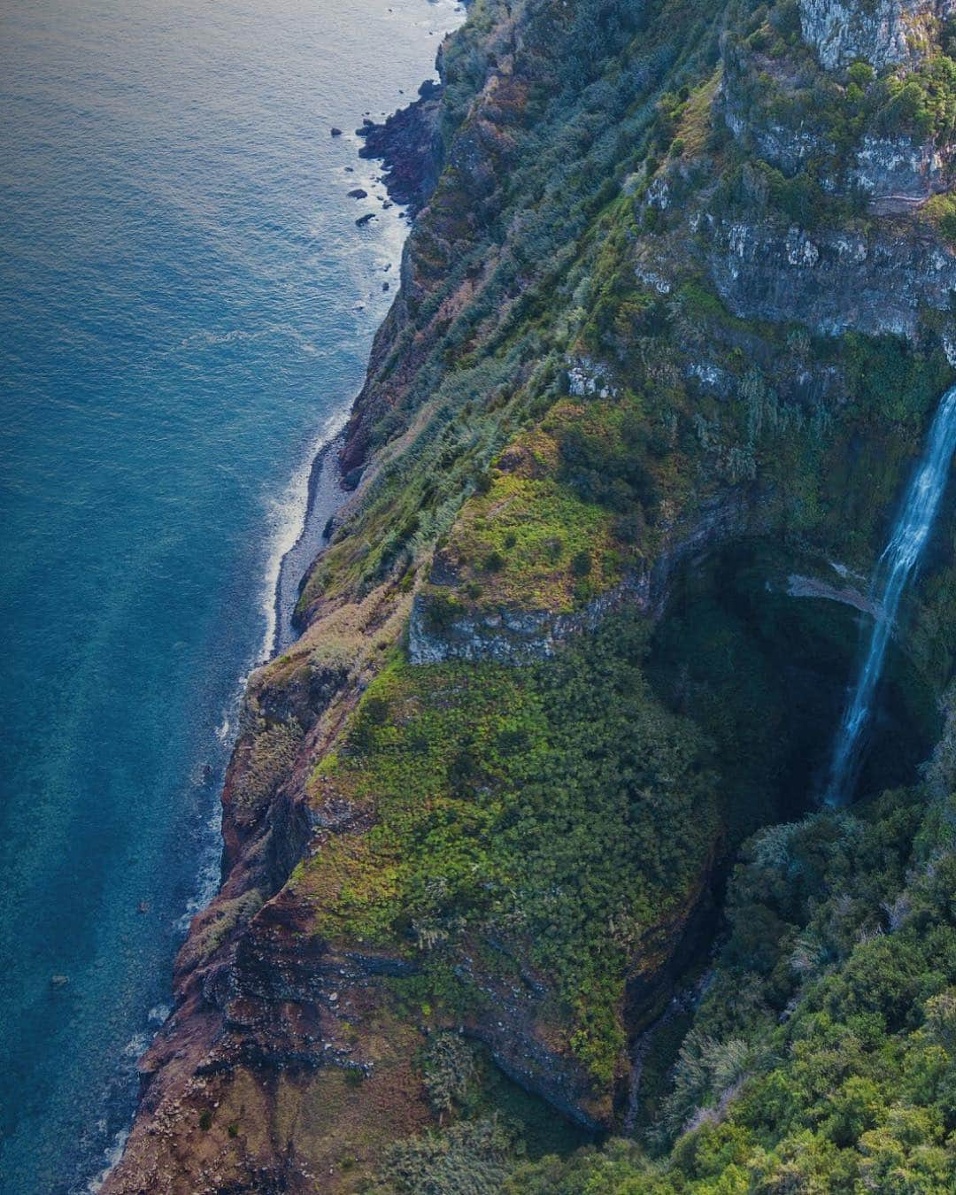 クリスティアーノ・ロナウドさんのインスタグラム写真 - (クリスティアーノ・ロナウドInstagram)「It’s time to elect Madeira as Best European Island Destination again! Find out more in my stories👆」4月27日 3時03分 - cristiano