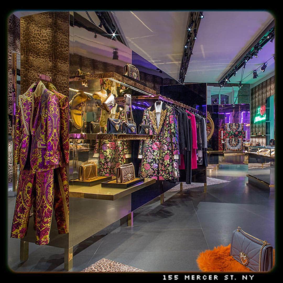 ドルチェ&ガッバーナさんのインスタグラム写真 - (ドルチェ&ガッバーナInstagram)「A boutique as unique as the collections within. Discover the latest arrivals for #DGWomen in 155 Mercer Street, New York. #DGMercerSt #DGLovesNewYork」4月27日 3時06分 - dolcegabbana