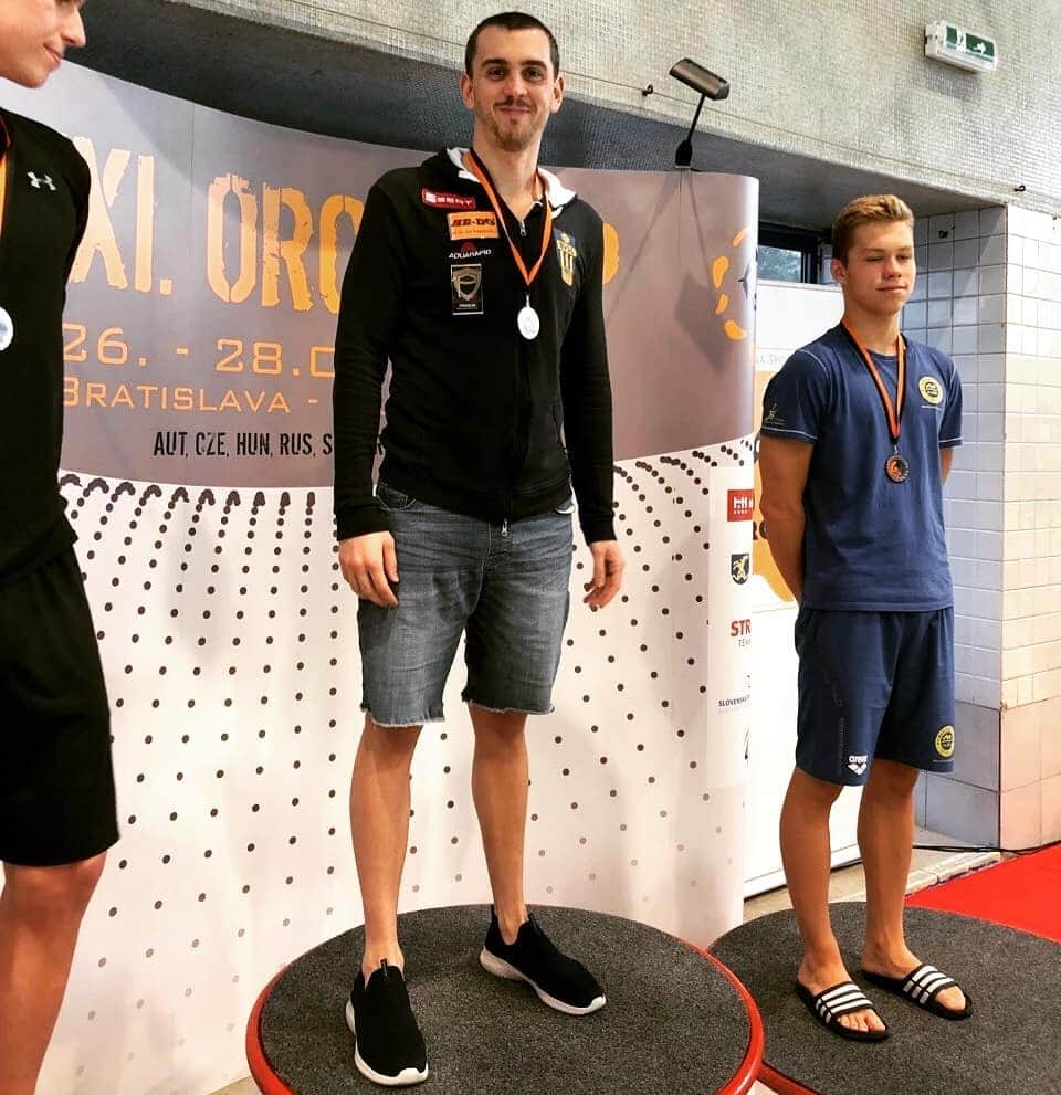 ラースロー・シェーのインスタグラム：「A mai nap az Orca Kupán Pozsonyban 200 vegyesen és 100 pillangón lettem első! Today in the Orca Cup in Bratislava, got the first place in the 200 medley and 100 fly! #swimming #race #aquarapid #SEAThu #he-dokft @premiumzrt @aquarapidcom @seatmagyarorszag @bvscswimming @bvsc_zuglo_kozponti」