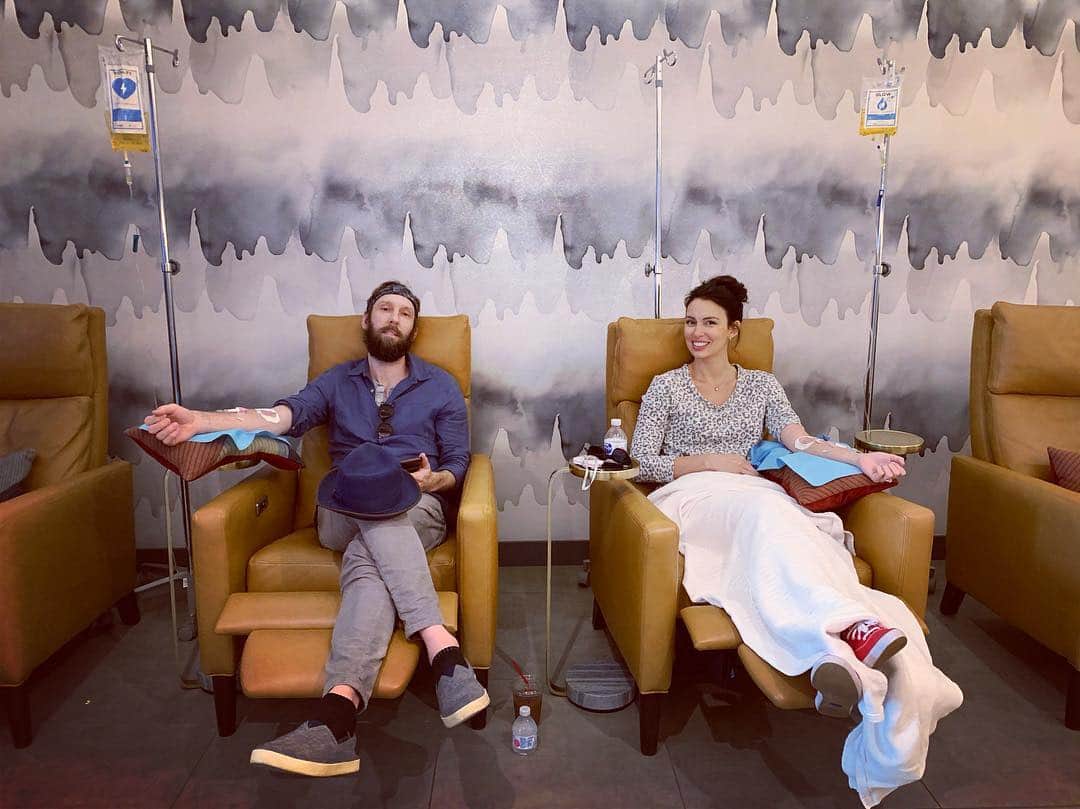 ジョエル・ムーアのインスタグラム：「Thank you @dripdoctors for a needed rehydration. The Alien Blood drip was my favorite, I haven’t slept in 4 days and I built a frisbee shaped aircraft from my subconscious.」