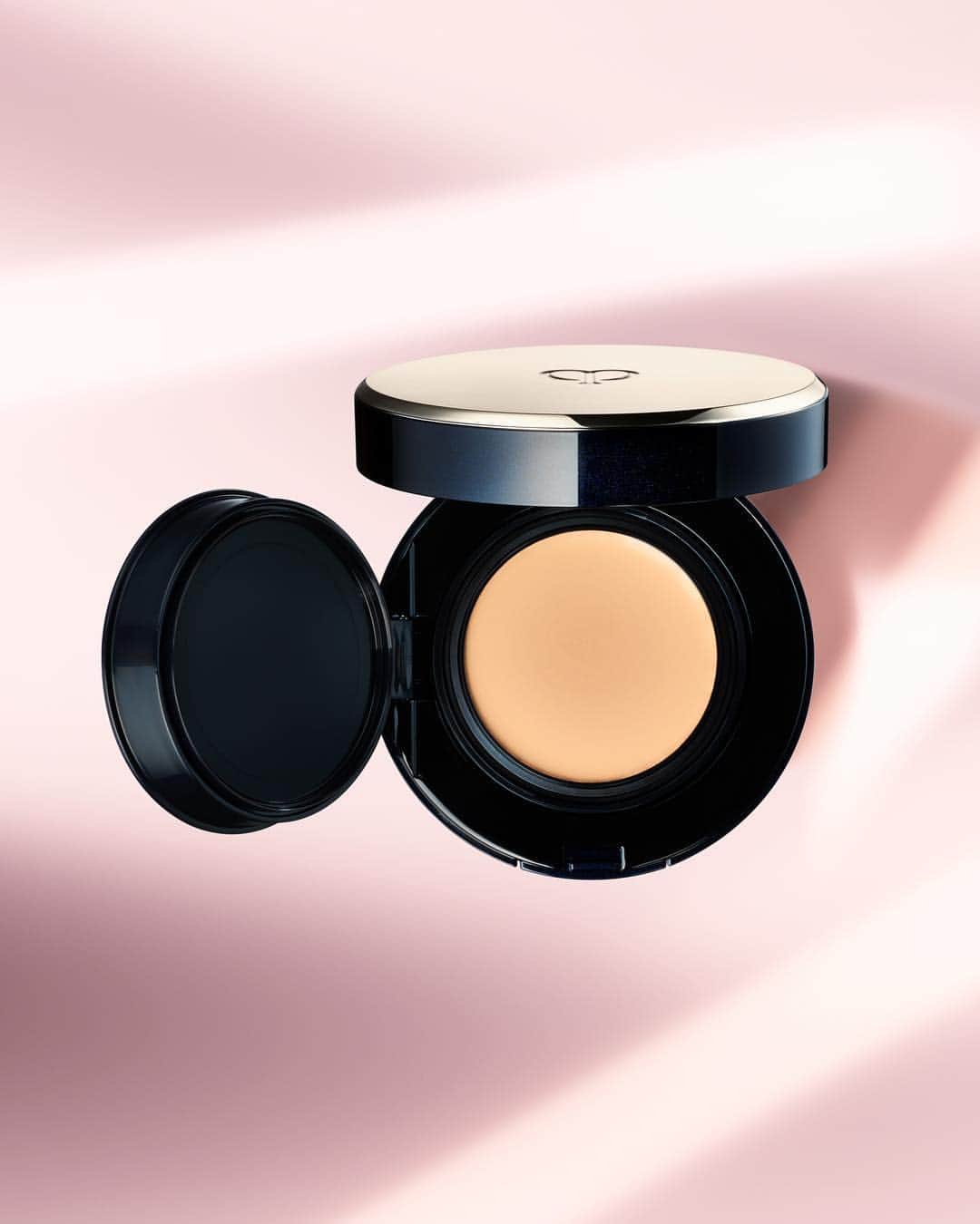Clé de Peau Beauté Officialさんのインスタグラム写真 - (Clé de Peau Beauté OfficialInstagram)「Create the look of beautifully natural #skin with the #RadiantCreamToPowderFoundation.」4月27日 3時10分 - cledepeaubeaute