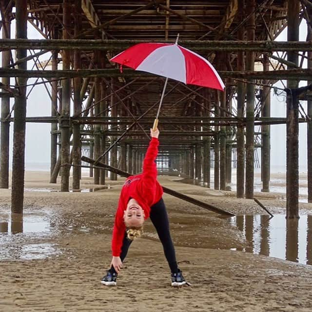 アビー・リー・ミラーさんのインスタグラム写真 - (アビー・リー・ミラーInstagram)「“Rain Rain go away, come again some other day” when we don’t have a photo shoot on the beach!!! #dancemoms #season8 #abbyleemiller #aldc #aldcla」4月27日 3時10分 - therealabbylee