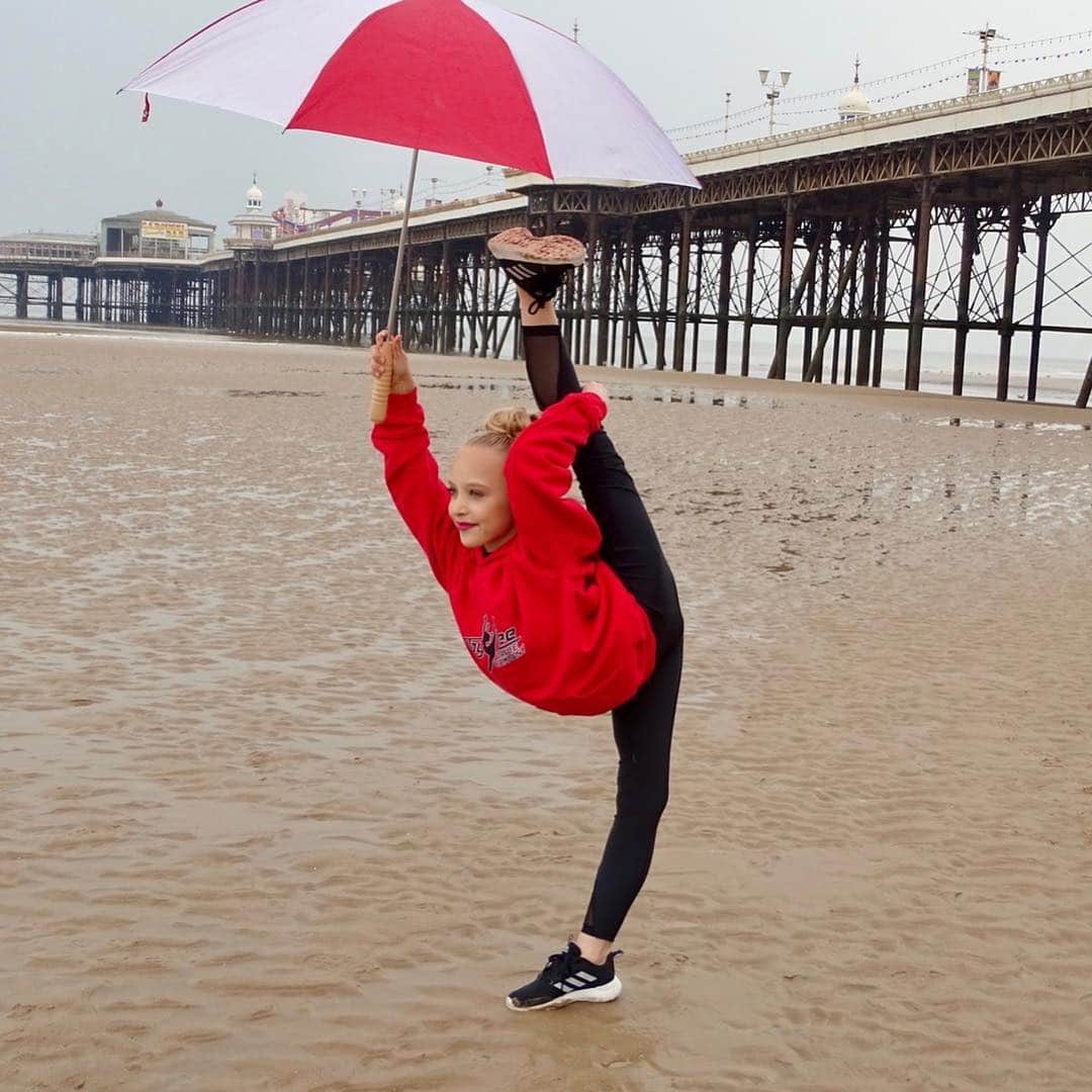 アビー・リー・ミラーさんのインスタグラム写真 - (アビー・リー・ミラーInstagram)「“Rain Rain go away, come again some other day” when we don’t have a photo shoot on the beach!!! #dancemoms #season8 #abbyleemiller #aldc #aldcla」4月27日 3時10分 - therealabbylee