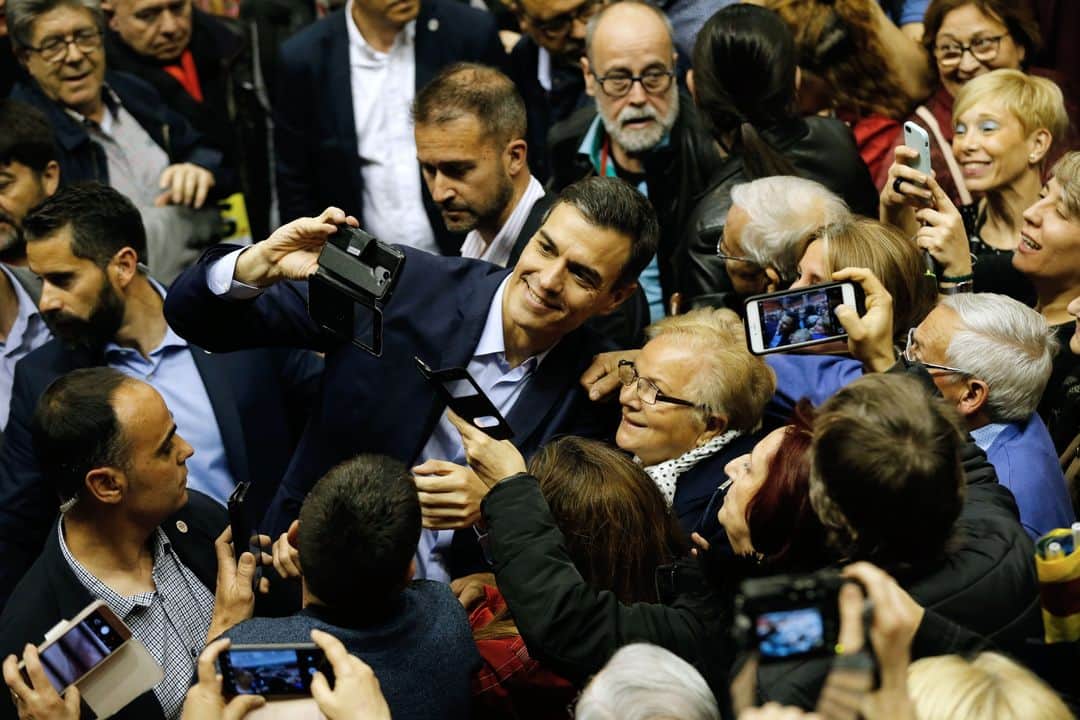 ルモンドさんのインスタグラム写真 - (ルモンドInstagram)「Pedro Sanchez, lors d'un meeting à Barcelone, le 25 avril. Le premier ministre socialiste espagnol est donné largement en tête dans les sondages, avec 25 % à 30 % des intentions de vote aux élections du 28 avril. Mais le chef de file socialiste devra trouver une majorité. A sa gauche, son rival, Unidas Podemos, est promis à un effondrement électoral et la perte de près de la moitié de ses sièges, à son profit. A sa droite, son adversaire, Ciudadanos, a abandonné le centre pour rivaliser avec la droite. - Photo : Pau Barrena / AFP (@afpphoto) - #Espagne #Politique #PedroSanchez」4月27日 3時13分 - lemondefr