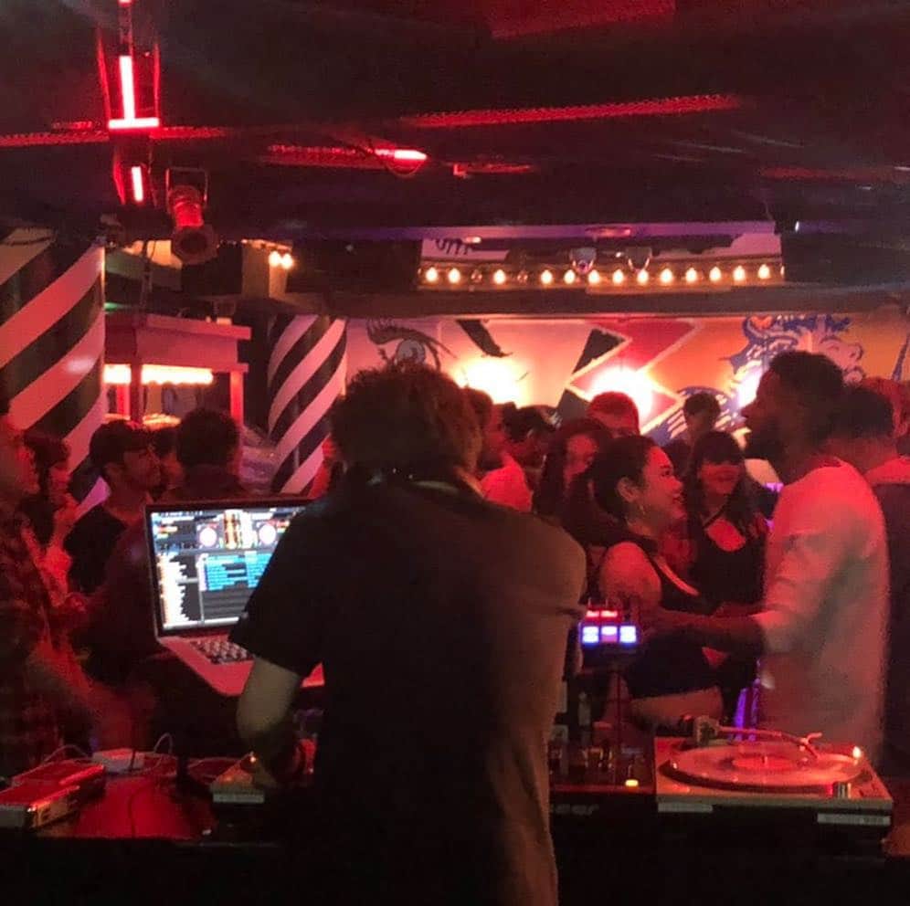 のインスタグラム：「GW初日 ワールド @worldkyoto  もちろん良い感じですが 8Fサーフディスコ @surfdiscokyoto  もDJかなり良い感じで 盛り上がりましたよ！ . nightclub  surfdisco  am 3:00 🔥🔥🔥 . ------------------------------------------ #kyotonightlife #kyotonight  #kyotointernational #internationalparty #kyotointernationalparty #essentialkyoto #kyoto #京都夜遊び #京都夜 #京都クラブ #kyotoclub  #surfdiscokyoto #surfdisco #kyotosurfdisco #サーフディスコ京都」