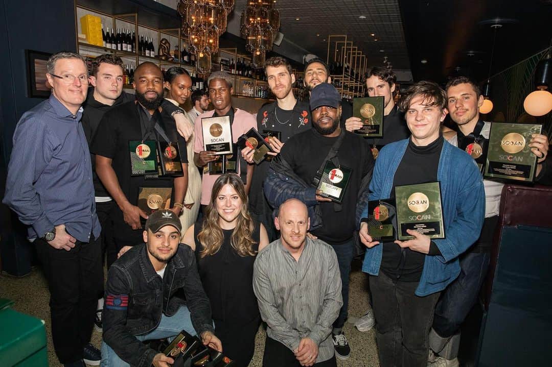 SOCANさんのインスタグラム写真 - (SOCANInstagram)「We awarded @danielcaesar and the writers of “Get You” “Best Part” and “We Find Love” for hitting #1 on various charts!」4月27日 3時34分 - socanmusic
