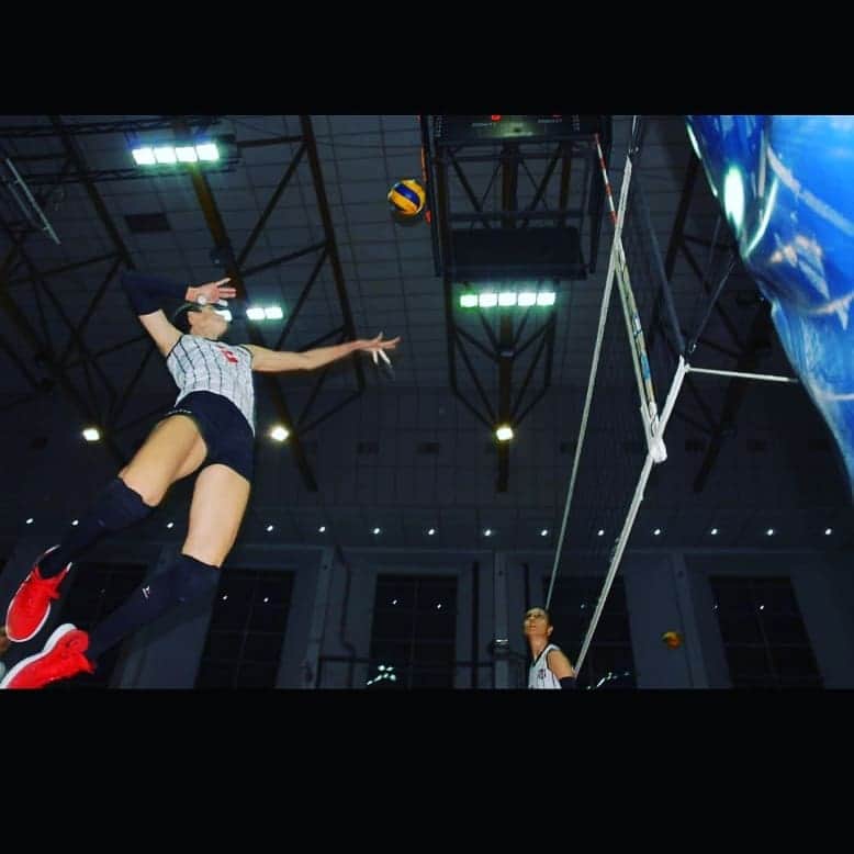 のインスタグラム：「Moments 🔥 🔥 , To all who supported us this year. I enjoyed every moment of it. Thank you 😊 #volleyball #sultanlarligi #shiningstars #besiktas #cup 🏆」