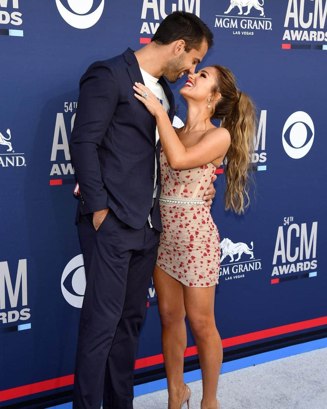 E! Onlineさんのインスタグラム写真 - (E! OnlineInstagram)「This girl on the coast already has her no. 1 fan on deck(er). 💕 #Stagecoach (📷: Getty Images)」4月27日 3時32分 - enews