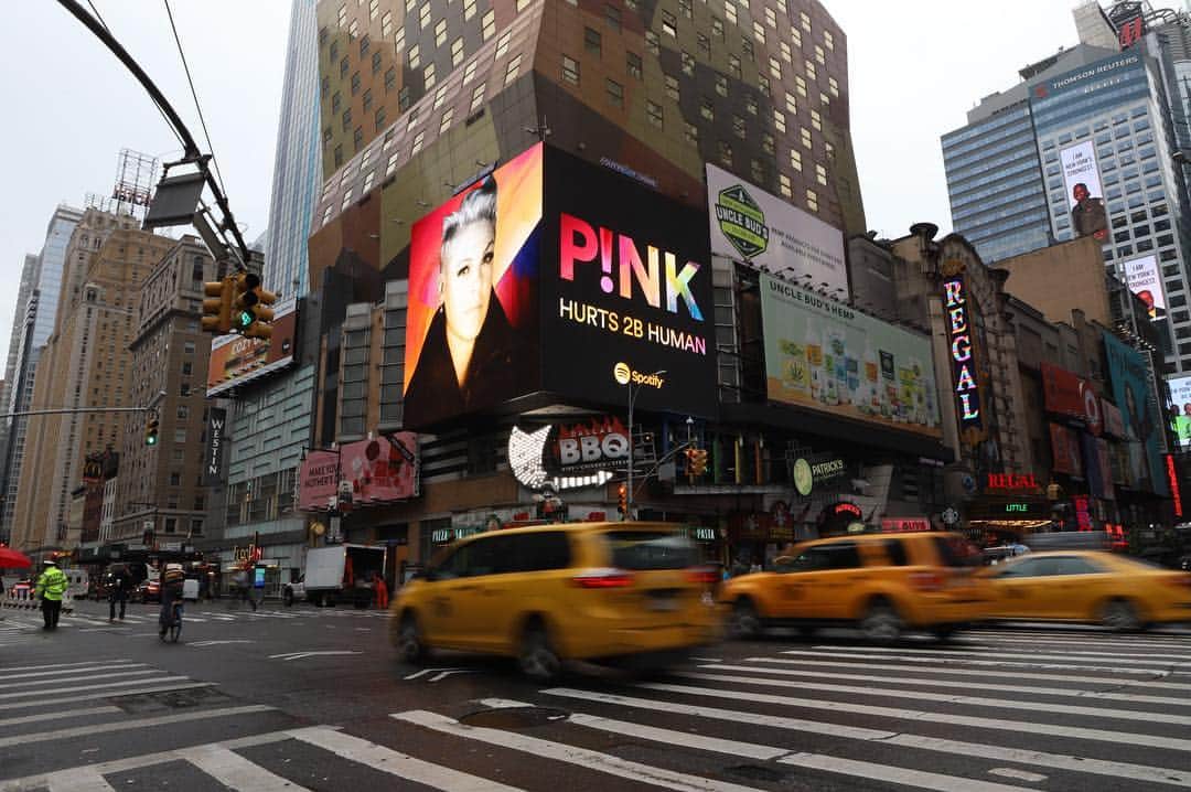 P!nk（ピンク）さんのインスタグラム写真 - (P!nk（ピンク）Instagram)「‪Thank you @spotify for the billboard love! Listen to the title track from my new album #Hurts2BHuman on #NewMusicFriday http://smarturl.it/NMFPink‬」4月27日 3時39分 - pink