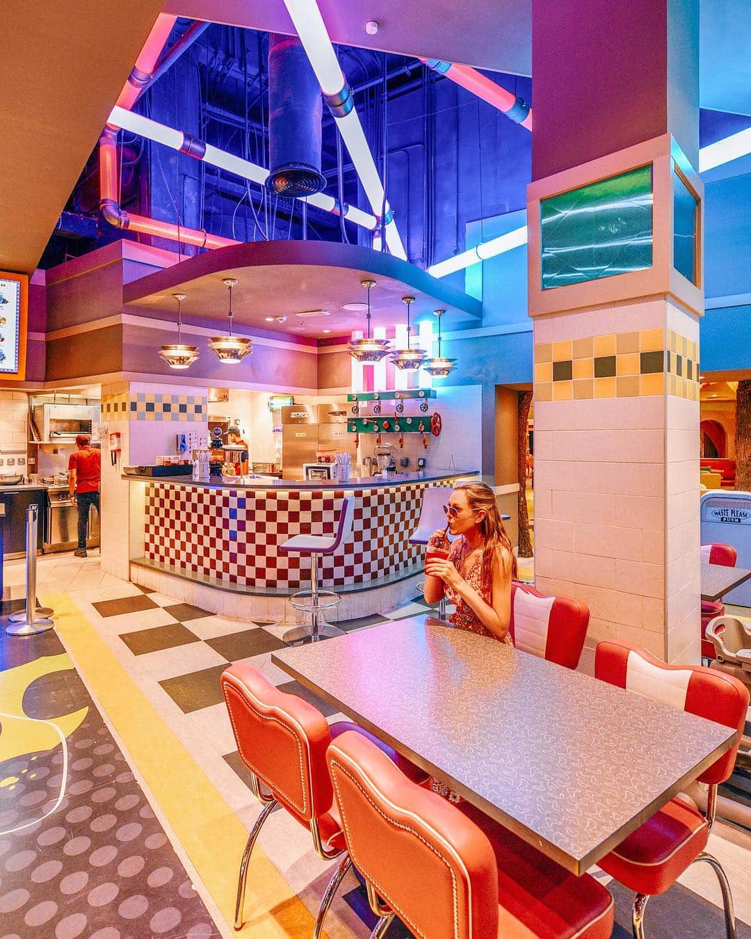 Izkizのインスタグラム：「Having a pit stop at this colourful cafe inbetween going on all the rides! So much fun for all ages here at IMG World of Adventures in Dubai 🎢 @mydubai @imgworlds #DubaiThemeParks #MyDubai #AmusementPark #Dubai #staysunny #ad」