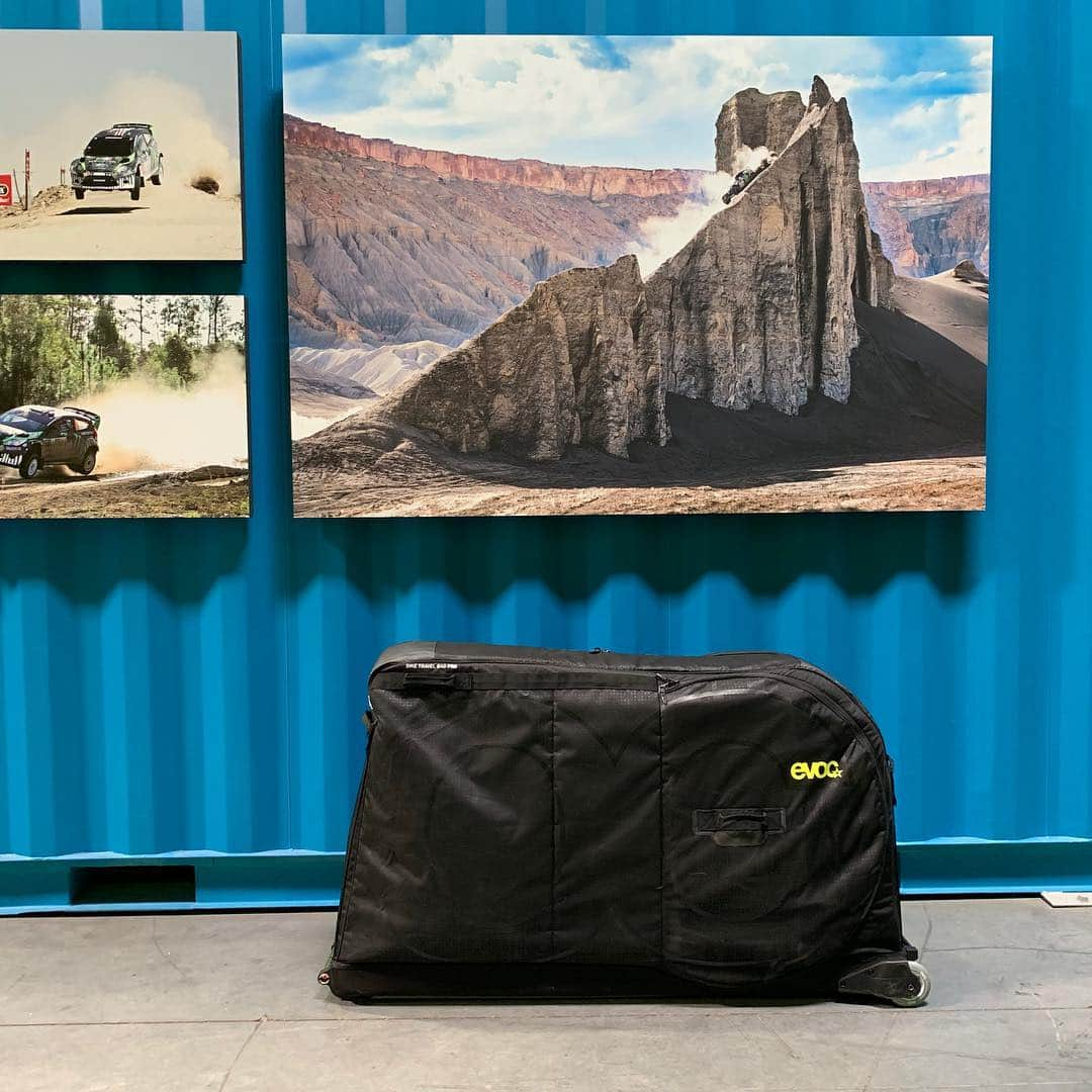 ケン・ブロックさんのインスタグラム写真 - (ケン・ブロックInstagram)「The folks over @iamSpecialized sent this bag to me as a last-minute addition to my luggage for my trip to New Zealand yesterday. I wonder what it could be? 🤔😉 #whatsinthebag #securethebag」4月27日 3時47分 - kblock43