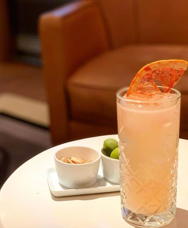 Saks Fifth Avenueさんのインスタグラム写真 - (Saks Fifth AvenueInstagram)「We put the happy in happy hour at @lavenueatsaks. Start off the weekend with the “Saks in The City” Parisian-inspired cocktail, only at our NY Flagship.」4月27日 3時54分 - saks