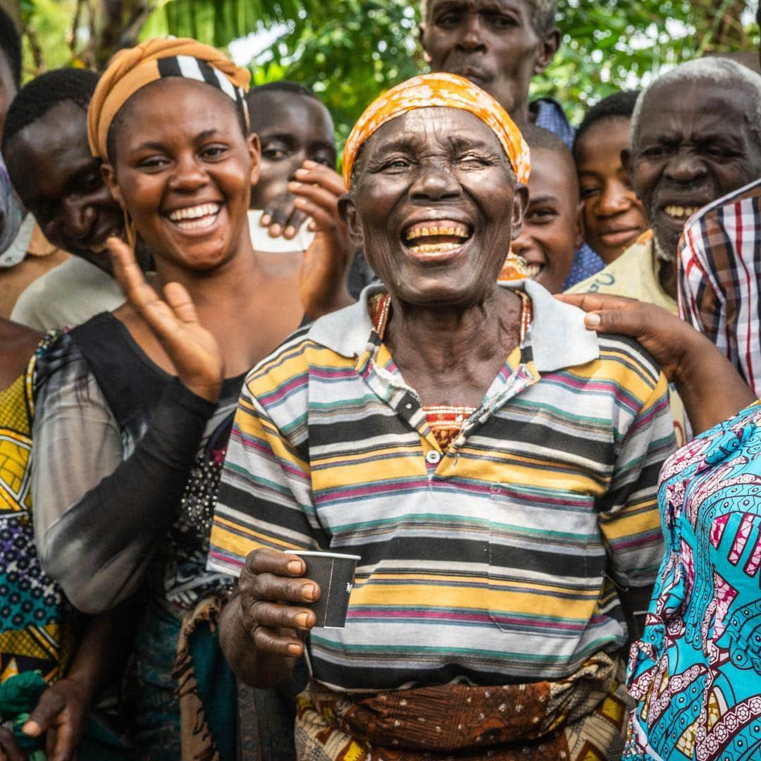 ベン・アフレックさんのインスタグラム写真 - (ベン・アフレックInstagram)「Yesterday the @easterncongo Initiative crew and I visited one of the coffee farms we have been supporting. ECI helps these amazing (mostly women) farmers with technical assistance by helping them access international markets.  In the course of the five years we’ve worked with them, farmer income has gone up 300%!! We’ve met so many amazing farmers over the years and when they told us they had never drank coffee, much less the coffee from the beans they harvest, we decided to change that.  Brought some of their roasted coffee back to the farm yesterday. Asked Guancedica if she would do us the honor of sharing her first taste of coffee with us. She’s been farming coffee for more than fifty years! And never tried it.  Take a look at the reaction to her first taste.」4月27日 3時56分 - benaffleck