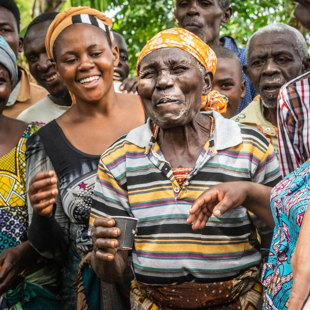 ベン・アフレックさんのインスタグラム写真 - (ベン・アフレックInstagram)「Yesterday the @easterncongo Initiative crew and I visited one of the coffee farms we have been supporting. ECI helps these amazing (mostly women) farmers with technical assistance by helping them access international markets.  In the course of the five years we’ve worked with them, farmer income has gone up 300%!! We’ve met so many amazing farmers over the years and when they told us they had never drank coffee, much less the coffee from the beans they harvest, we decided to change that.  Brought some of their roasted coffee back to the farm yesterday. Asked Guancedica if she would do us the honor of sharing her first taste of coffee with us. She’s been farming coffee for more than fifty years! And never tried it.  Take a look at the reaction to her first taste.」4月27日 3時56分 - benaffleck