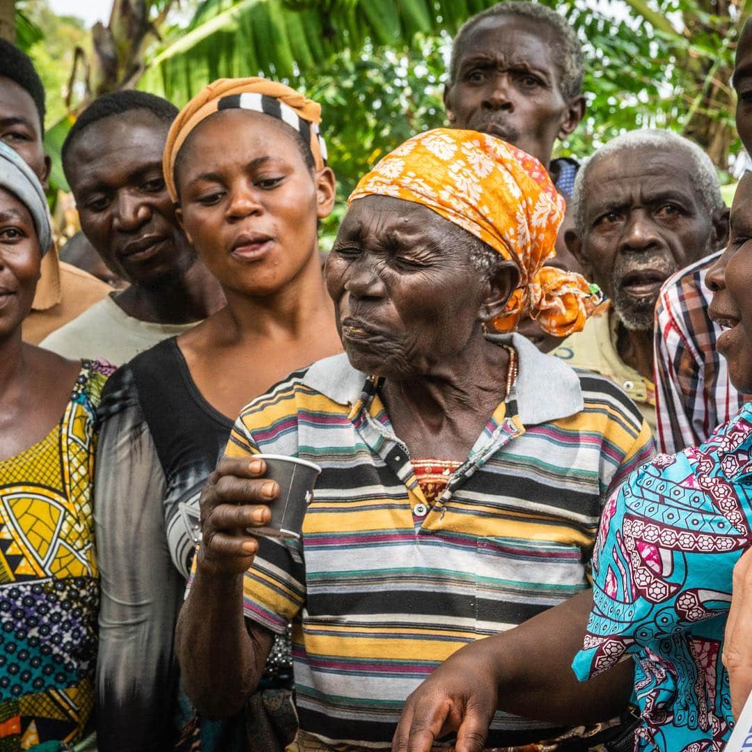 ベン・アフレックのインスタグラム：「Yesterday the @easterncongo Initiative crew and I visited one of the coffee farms we have been supporting. ECI helps these amazing (mostly women) farmers with technical assistance by helping them access international markets.  In the course of the five years we’ve worked with them, farmer income has gone up 300%!! We’ve met so many amazing farmers over the years and when they told us they had never drank coffee, much less the coffee from the beans they harvest, we decided to change that.  Brought some of their roasted coffee back to the farm yesterday. Asked Guancedica if she would do us the honor of sharing her first taste of coffee with us. She’s been farming coffee for more than fifty years! And never tried it.  Take a look at the reaction to her first taste.」