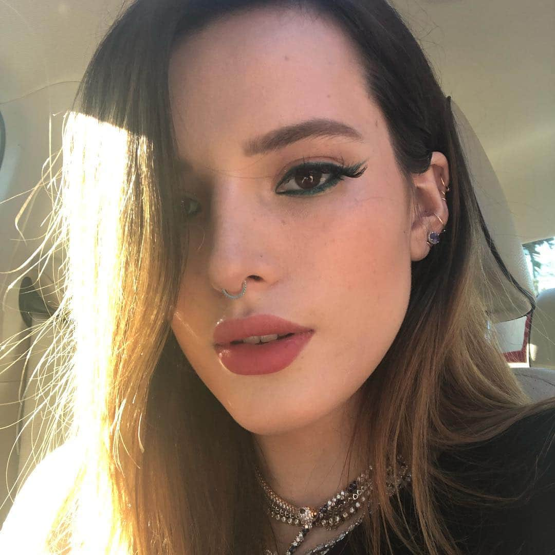 ベラ・ゾーンさんのインスタグラム写真 - (ベラ・ゾーンInstagram)「I need help w my selfie game. Tips? Eyes and lips @thornebybella」4月27日 4時08分 - bellathorne