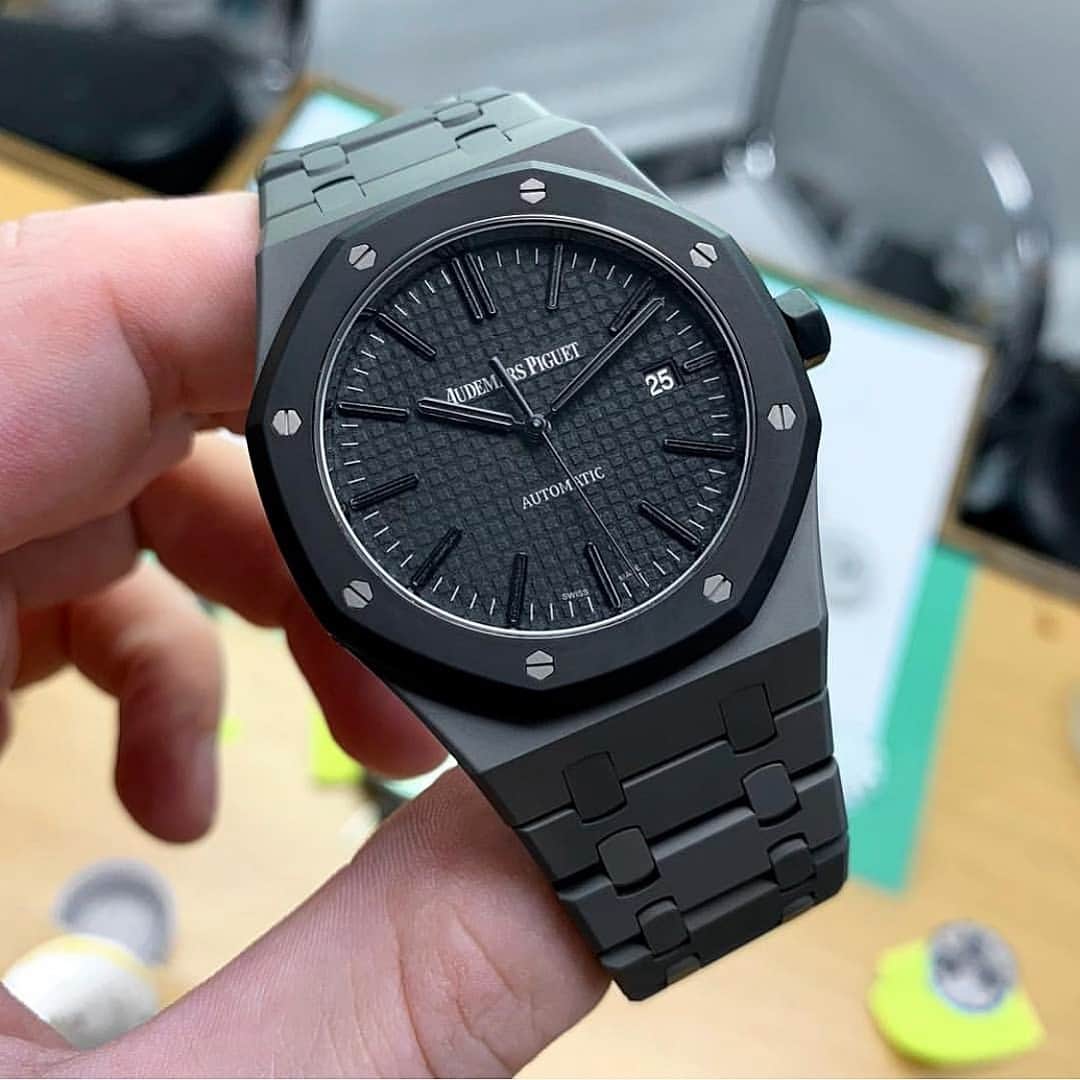 Daily Watchさんのインスタグラム写真 - (Daily WatchInstagram)「Thoughts on this customized AP Royal Oak? Would you consider doing this to your AP? ⚫️ Photo by @mad_paris」4月27日 4時01分 - dailywatch