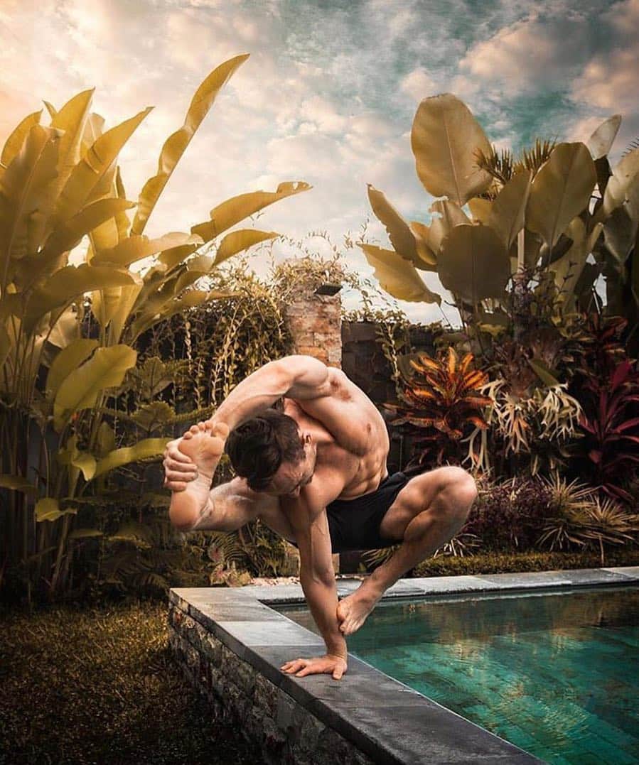 ALO Yogaさんのインスタグラム写真 - (ALO YogaInstagram)「The goal of life is make your heartbeat match the beat of the universe, to match your nature with nature ✨🌱 @kevindhofer shows insane strength and flexibility in his Triumph Short 💪 #aloyoga #yoga  What’s your goal for the weekend?! Comment below! ✨」4月27日 4時02分 - aloyoga