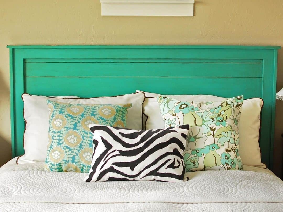 HGTVさんのインスタグラム写真 - (HGTVInstagram)「Have you settled for a boring, bland bed frame with no personality? Use this weekend to DIY a custom headboard and give your bedroom a focal point. We're sharing 29 upcycled ideas at the link in our bio. What projects do you have planned for the weekend? . . . #DIY #bedroom #decorating #interiordesign」4月27日 4時06分 - hgtv