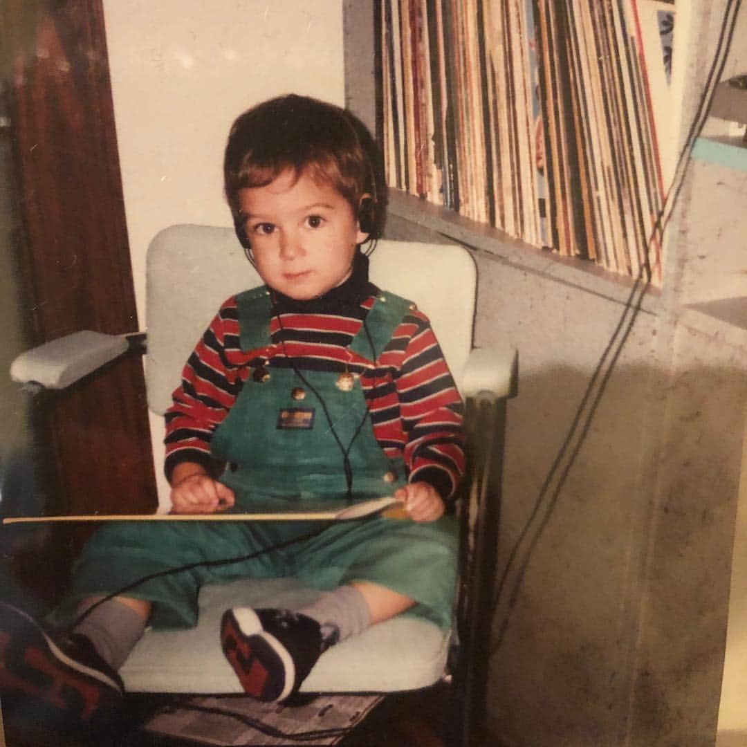 エズラ・クーニグのインスタグラム：「back when I was known as Ezzi and Vampire Weekend had 0 albums in stores now. fotb.store link in the bio if you wanna cop the various editions of Father of the Bride - orange vinyl, black vinyl, green cassette, shiny cd, etc. ONE WEEK !」