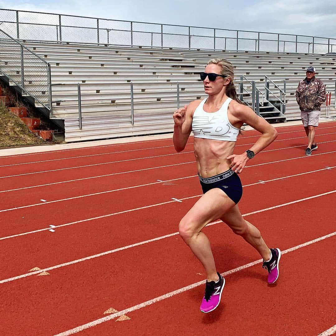 エマ・コバーンさんのインスタグラム写真 - (エマ・コバーンInstagram)「Many laps today. Many eggs after. #run #eat #repeat (hi to my dad in the back!) lucky to have a cheer squad today. More pics in my story ;) (thanks @corymcgeeruns for the pics!) #workworkworkworkwork #trackworkout #7771feet」4月27日 4時16分 - emmacoburn