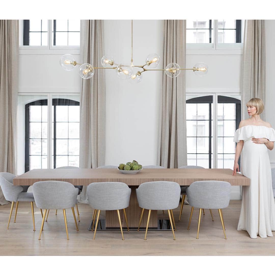エリン フェザーストンのインスタグラム：「I must be addicted to long distance renovating while pregnant! When I was pregnant with my first son, I renovated our home in LA (site unseen) from New York, and this time I did the reverse: transforming my NYC loft long distance from LA.  Today on the journal I’m sharing more about the entire process and how having the right resources made such an undertaking possible! Working with @perigold was a dream come true for this project. Browsing their site is like taking a walk through the D&D building and I found the treasures to prove it! Tap the link in bio for the full story! #thefetherednest 📷@selliottphoto」
