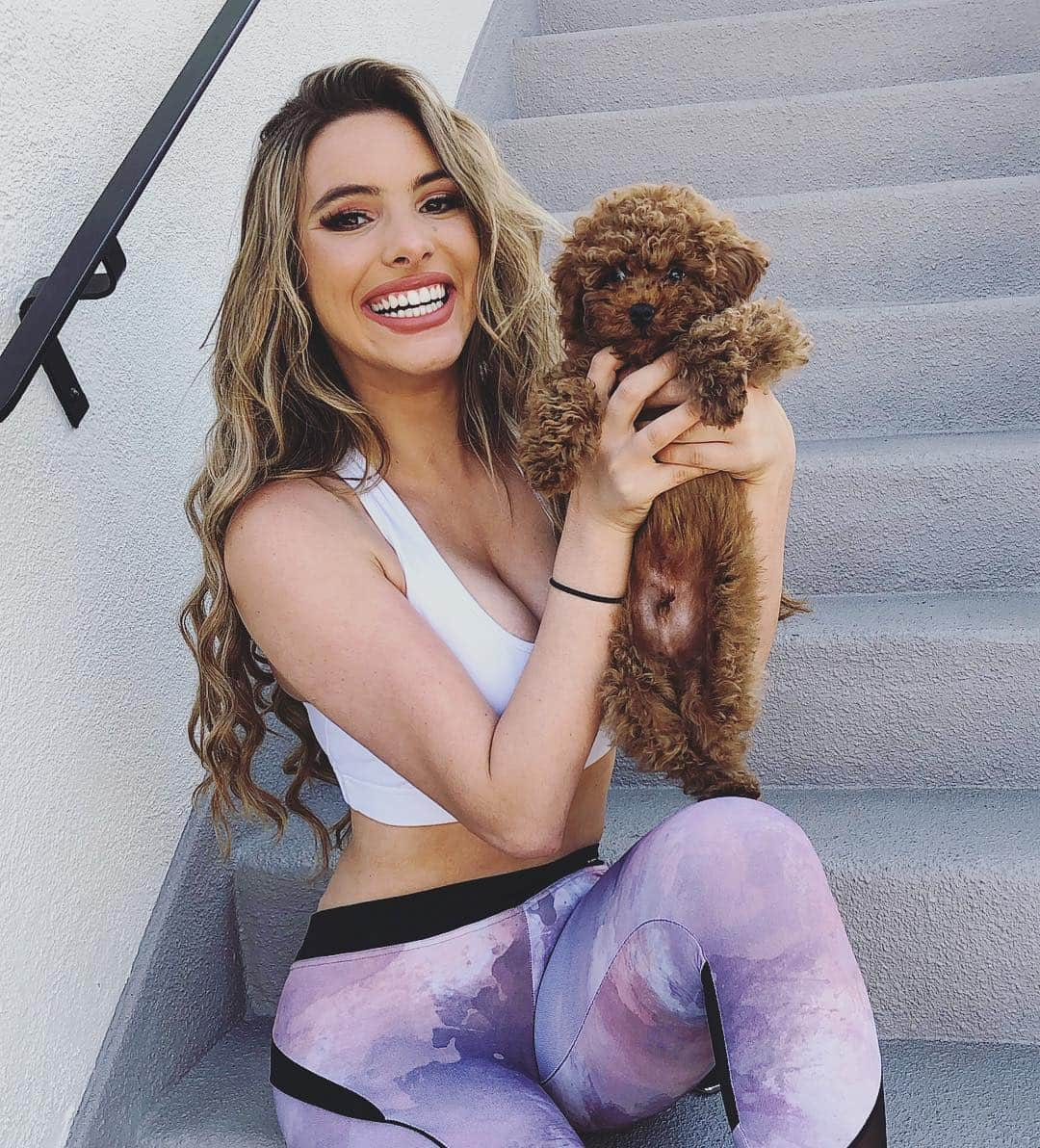 Leleponsさんのインスタグラム写真 - (LeleponsInstagram)「Meet my new puppy Toby 🐶❤️ (what’s your pet’s name?) makeup: @lou_flores @freckledfoxx_」4月27日 4時31分 - lelepons