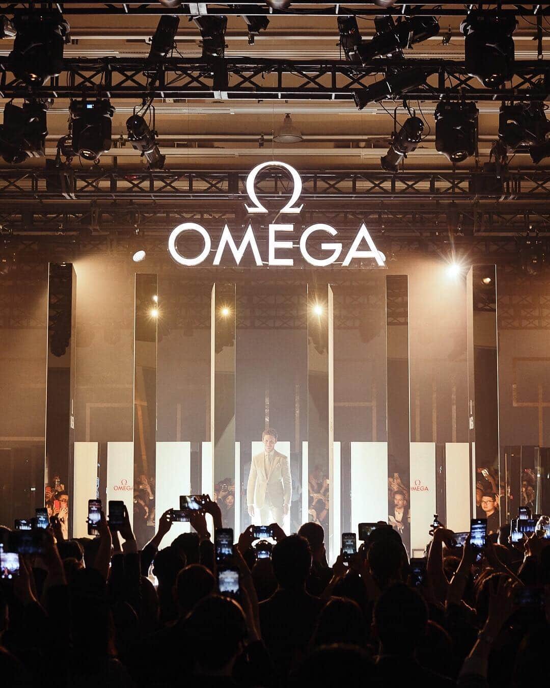 オメガさんのインスタグラム写真 - (オメガInstagram)「#PlanetOMEGA For a grand opening you need a big star. Eddie Redmayne joins Raynald Aeschlimann, President and CEO of OMEGA, to open our new exhibition in Shanghai.」4月27日 4時37分 - omega