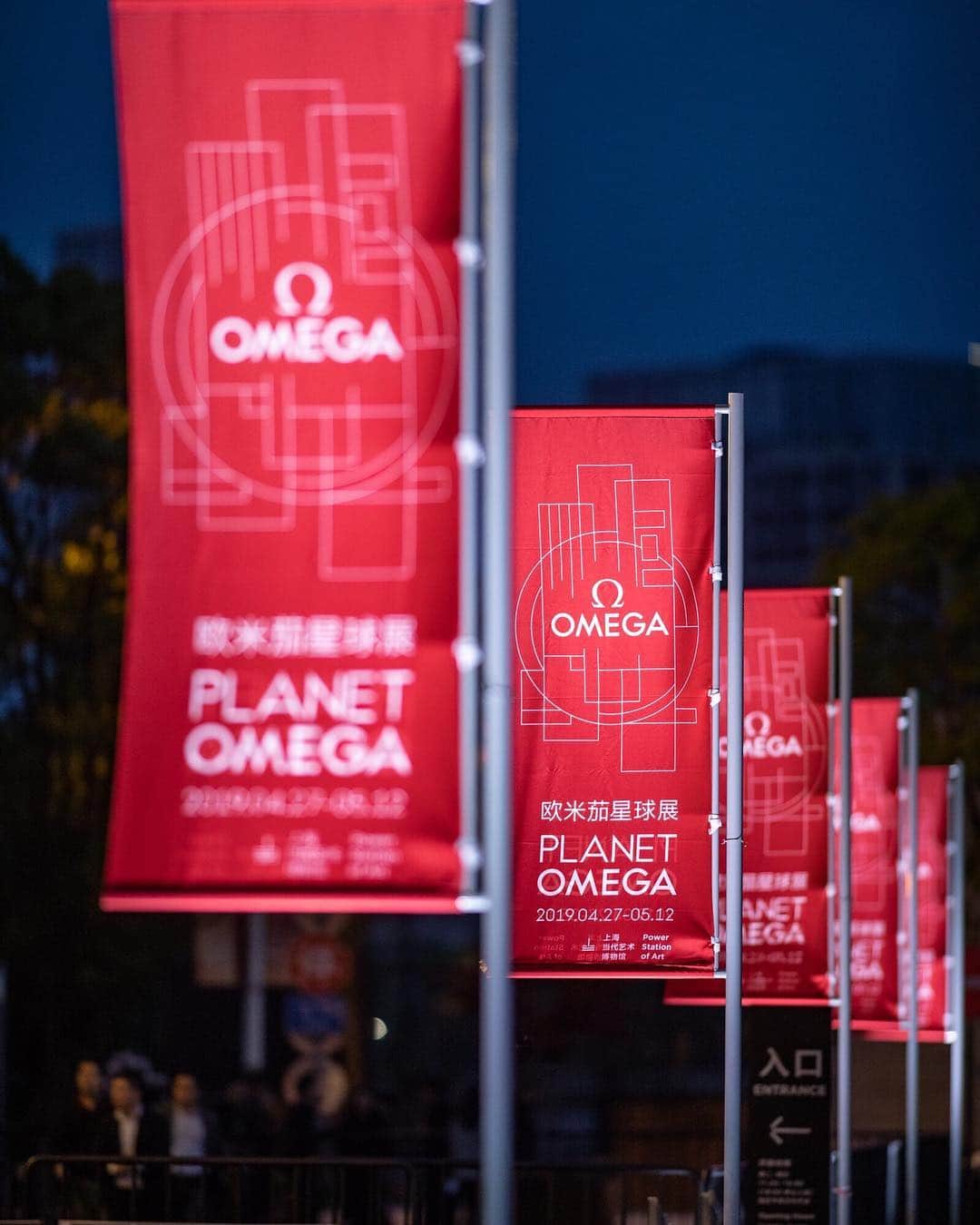 オメガさんのインスタグラム写真 - (オメガInstagram)「#PlanetOMEGA For a grand opening you need a big star. Eddie Redmayne joins Raynald Aeschlimann, President and CEO of OMEGA, to open our new exhibition in Shanghai.」4月27日 4時37分 - omega