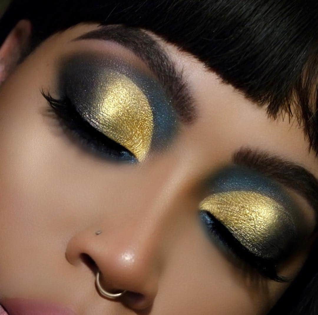 パット・マグラスさんのインスタグラム写真 - (パット・マグラスInstagram)「GOLDEN RULES ⚡⚡⚡ Gild and glorify your eyes with the cult-collectible couture colours of Mother’s *NEW* #EYEdols Eye Shadow Singles in shades ‘GOLD STANDARD’ (a luminous 24k gold), ‘DIVINE MINK’ (a gorgeous grey-brown sheen) and ‘LAPIS LUXURY’ (a multidimensional turquoise) ⚡⚡⚡ Indulge in all 17 stunning shades NOW at PATMcGRATH.COM. GOLDEN EYES by @iamcharityleigh  #PMGHowTo 一 Define the outer corner & socket with ‘DIVINE MINK’ eyeshadow using a small blending brush  一 Use a small flat brush dampened with Mehron Mixing Liquid to apply ‘GOLD STANDARD’ eyeshadow onto the inner half of the lid  一 Use an angled brush with ‘LAPIS LUXURY’ eyeshadow to emphasize the socket  一 Blend ‘LAPIS LUXURY’ eyeshadow along the lower lash line with a small detail brush  一 Apply PermaGel Ultra Glide Eye Pencil in ‘XTREME BLACK’ through the waterline  一 Define the lash line with PermaGel Ultra Glide Eye Pencil in ‘XTREME BLACK’ & use a small detail brush to smudge the pencil outwards into a wing  一 Apply FetishEYES Mascara & false lashes」4月27日 4時37分 - patmcgrathreal