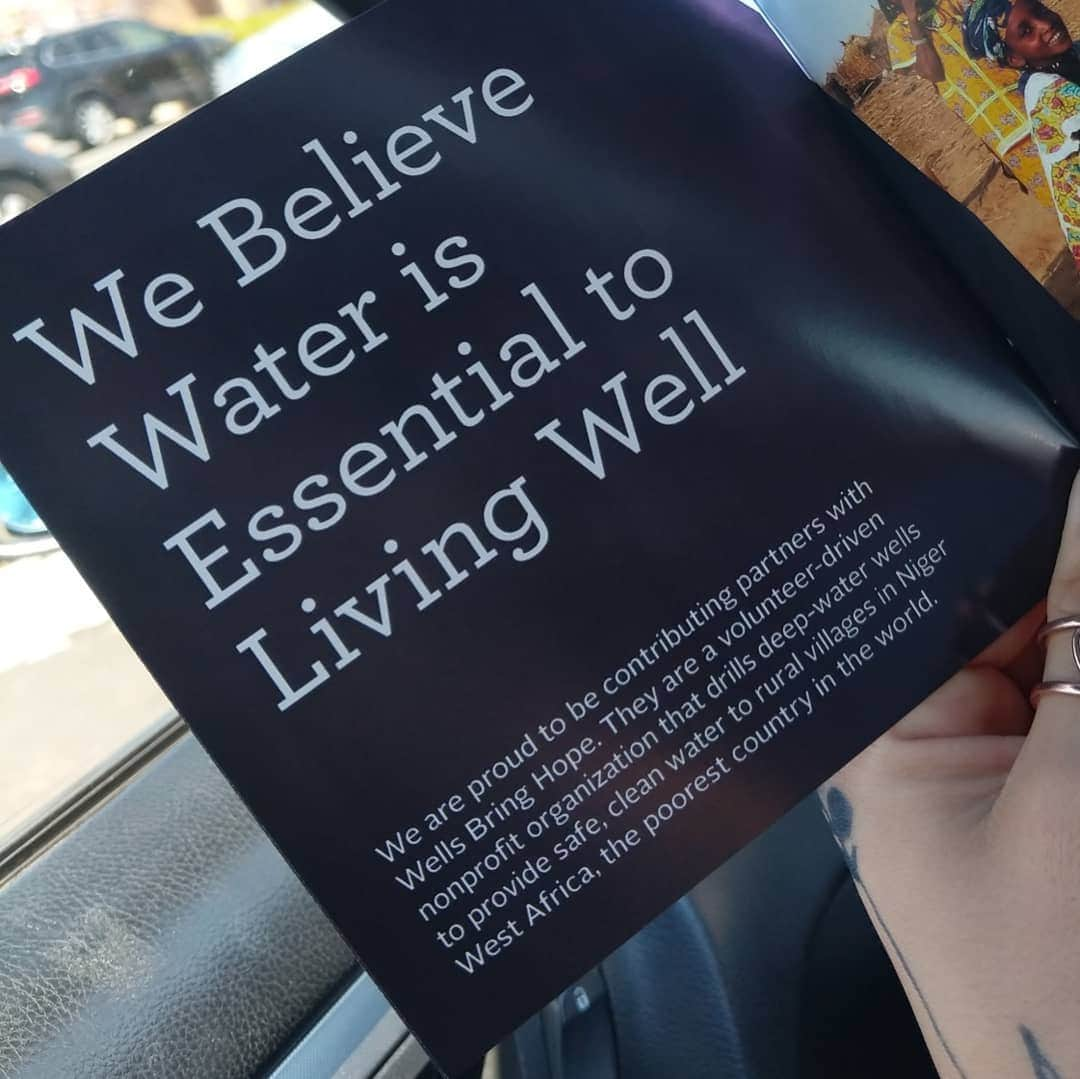 コートニー・ヒックスさんのインスタグラム写真 - (コートニー・ヒックスInstagram)「Guys!!! @blisscarwash is making a difference! They're doing their part to conserve water (and they're the most water-efficient car wash in the US with 70% of the water they use having been reclaimed) and for every new store they open they'll donate enough for a new well to @wellsbringhope. It's also Free Car Wash Week - if you're near Aliso Viejo, come by and sign up for a membership to get 1 month of unlimited washes for free!」4月27日 4時38分 - courtneynhicks