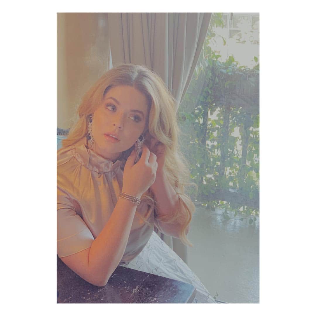 サーシャ・ピーターズのインスタグラム：「Behind the scenes of my @bellomag shoot 💎」